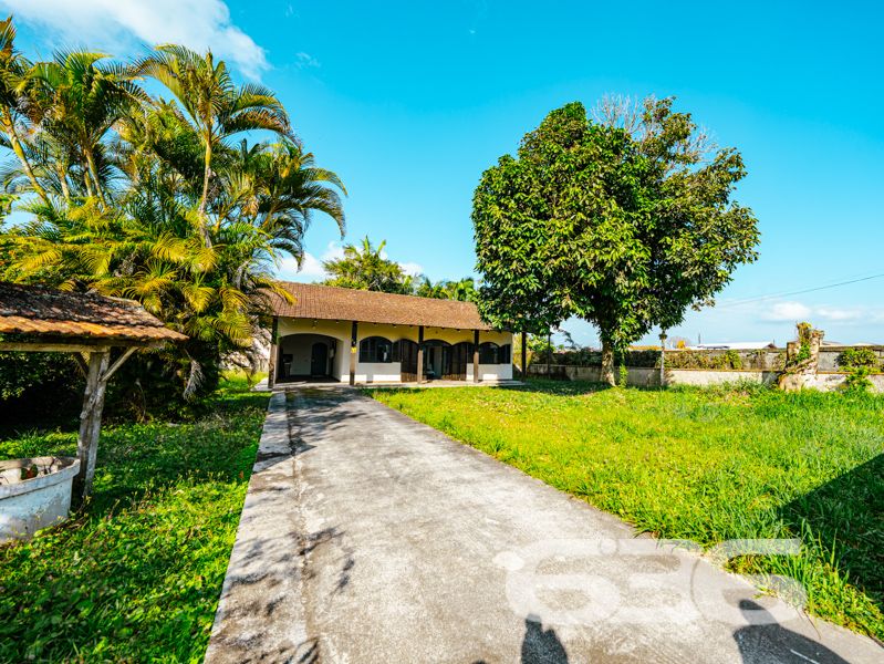 Descubra seu Refúgio na Beira da Lagoa: Casa Espaçosa e Acolhedora em Balneário Barra do Sul

Encontre sua paz no coração de Balneário Barra do Sul, nesta encantadora residência padrão-sobrado, situada a poucos passos da serena Lagoa da Costeira. Com um generoso terreno de 660m² e 120m² de área construída, este imóvel não é apenas uma casa, mas um convite para viver seus dias em harmonia com a natureza.

Características Exclusivas:

Localização Privilegiada: A apenas 200 metros da lagoa, desfrute de acesso fácil a um paraíso natural, onde a brisa da lagoa e o canto dos pássaros criam uma atmosfera de tranquilidade e bem-estar.
Espaço e Conforto: Composta por 2 dormitórios aconchegantes, uma suíte, cada quarto é um recanto de paz, prometendo noites de descanso reparador.
Áreas de Convívio Familiar: A ampla sala de estar se abre para uma cozinha prática, oferecendo um layout fluido que é perfeito para reuniões familiares e entretenimento.
Lazer ao Ar Livre: A propriedade inclui uma varanda espaçosa com vista para a lagoa, ideal para momentos de relaxamento e lazer ao ar livre. Imagine-se desfrutando de um café da manhã ao som da natureza ou lendo seu livro favorito sob o céu azul.

Mais Amenidades:

Garagem Ampla: Com espaço para até 9 veículos, a garagem é perfeita para receber familiares e amigos sem preocupações com estacionamento.
Infraestrutura Completa: Além de estar murada, a casa conta com área de serviço, jardim para seus momentos de lazer e uma churrasqueira para confraternizações memoráveis.

Aproveite a oportunidade de viver ou investir em um lugar onde cada dia é uma celebração da natureza e conforto. Agende sua visita hoje mesmo e venha conhecer o seu novo lar na 636 Negócios Imobiliários, onde sonhos se tornam realidade!
 
636 NEGÓCIOS IMOBILIÁRIOS: A SUA MELHOR ESCOLHA
Com mais de 30 anos de experiência, a 636 Negócios Imobiliários é sua parceira ideal para encontrar o imóvel perfeito. Estamos prontos para ajudá-lo a fazer deste imóvel o seu novo lar.
 
Telefone: (47) 3451-0636
WhatsApp: (47) 99190-0636
 
Não perca esta oportunidade única. Visite nosso site para mais informações: i636.com.br