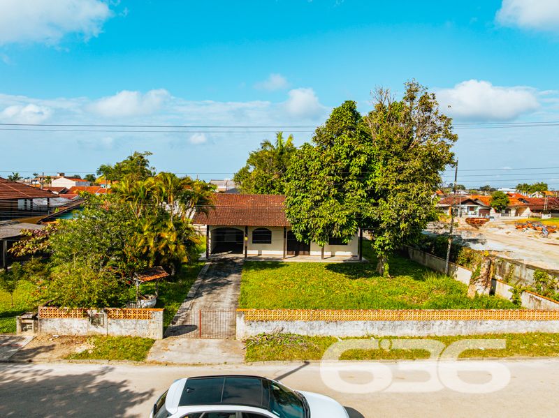 Descubra seu Refúgio na Beira da Lagoa: Casa Espaçosa e Acolhedora em Balneário Barra do Sul

Encontre sua paz no coração de Balneário Barra do Sul, nesta encantadora residência padrão-sobrado, situada a poucos passos da serena Lagoa da Costeira. Com um generoso terreno de 660m² e 120m² de área construída, este imóvel não é apenas uma casa, mas um convite para viver seus dias em harmonia com a natureza.

Características Exclusivas:

Localização Privilegiada: A apenas 200 metros da lagoa, desfrute de acesso fácil a um paraíso natural, onde a brisa da lagoa e o canto dos pássaros criam uma atmosfera de tranquilidade e bem-estar.
Espaço e Conforto: Composta por 2 dormitórios aconchegantes, uma suíte, cada quarto é um recanto de paz, prometendo noites de descanso reparador.
Áreas de Convívio Familiar: A ampla sala de estar se abre para uma cozinha prática, oferecendo um layout fluido que é perfeito para reuniões familiares e entretenimento.
Lazer ao Ar Livre: A propriedade inclui uma varanda espaçosa com vista para a lagoa, ideal para momentos de relaxamento e lazer ao ar livre. Imagine-se desfrutando de um café da manhã ao som da natureza ou lendo seu livro favorito sob o céu azul.

Mais Amenidades:

Garagem Ampla: Com espaço para até 9 veículos, a garagem é perfeita para receber familiares e amigos sem preocupações com estacionamento.
Infraestrutura Completa: Além de estar murada, a casa conta com área de serviço, jardim para seus momentos de lazer e uma churrasqueira para confraternizações memoráveis.

Aproveite a oportunidade de viver ou investir em um lugar onde cada dia é uma celebração da natureza e conforto. Agende sua visita hoje mesmo e venha conhecer o seu novo lar na 636 Negócios Imobiliários, onde sonhos se tornam realidade!
 
636 NEGÓCIOS IMOBILIÁRIOS: A SUA MELHOR ESCOLHA
Com mais de 30 anos de experiência, a 636 Negócios Imobiliários é sua parceira ideal para encontrar o imóvel perfeito. Estamos prontos para ajudá-lo a fazer deste imóvel o seu novo lar.
 
Telefone: (47) 3451-0636
WhatsApp: (47) 99190-0636
 
Não perca esta oportunidade única. Visite nosso site para mais informações: i636.com.br