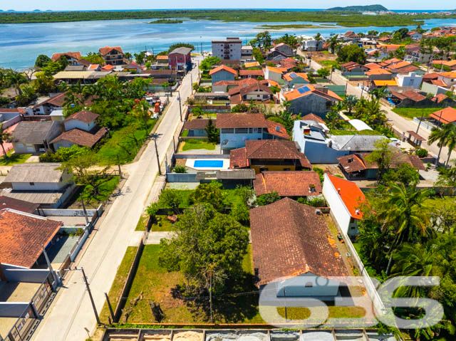 Descubra seu Refúgio na Beira da Lagoa: Casa Espaçosa e Acolhedora em Balneário Barra do Sul

Encontre sua paz no coração de Balneário Barra do Sul, nesta encantadora residência padrão-sobrado, situada a poucos passos da serena Lagoa da Costeira. Com um generoso terreno de 660m² e 120m² de área construída, este imóvel não é apenas uma casa, mas um convite para viver seus dias em harmonia com a natureza.

Características Exclusivas:

Localização Privilegiada: A apenas 200 metros da lagoa, desfrute de acesso fácil a um paraíso natural, onde a brisa da lagoa e o canto dos pássaros criam uma atmosfera de tranquilidade e bem-estar.
Espaço e Conforto: Composta por 2 dormitórios aconchegantes, uma suíte, cada quarto é um recanto de paz, prometendo noites de descanso reparador.
Áreas de Convívio Familiar: A ampla sala de estar se abre para uma cozinha prática, oferecendo um layout fluido que é perfeito para reuniões familiares e entretenimento.
Lazer ao Ar Livre: A propriedade inclui uma varanda espaçosa com vista para a lagoa, ideal para momentos de relaxamento e lazer ao ar livre. Imagine-se desfrutando de um café da manhã ao som da natureza ou lendo seu livro favorito sob o céu azul.

Mais Amenidades:

Garagem Ampla: Com espaço para até 9 veículos, a garagem é perfeita para receber familiares e amigos sem preocupações com estacionamento.
Infraestrutura Completa: Além de estar murada, a casa conta com área de serviço, jardim para seus momentos de lazer e uma churrasqueira para confraternizações memoráveis.

Aproveite a oportunidade de viver ou investir em um lugar onde cada dia é uma celebração da natureza e conforto. Agende sua visita hoje mesmo e venha conhecer o seu novo lar na 636 Negócios Imobiliários, onde sonhos se tornam realidade!
 
636 NEGÓCIOS IMOBILIÁRIOS: A SUA MELHOR ESCOLHA
Com mais de 30 anos de experiência, a 636 Negócios Imobiliários é sua parceira ideal para encontrar o imóvel perfeito. Estamos prontos para ajudá-lo a fazer deste imóvel o seu novo lar.
 
Telefone: (47) 3451-0636
WhatsApp: (47) 99190-0636
 
Não perca esta oportunidade única. Visite nosso site para mais informações: i636.com.br