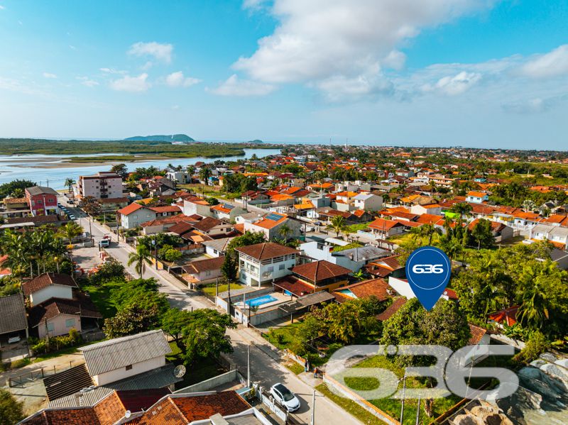 Descubra seu Refúgio na Beira da Lagoa: Casa Espaçosa e Acolhedora em Balneário Barra do Sul

Encontre sua paz no coração de Balneário Barra do Sul, nesta encantadora residência padrão-sobrado, situada a poucos passos da serena Lagoa da Costeira. Com um generoso terreno de 660m² e 120m² de área construída, este imóvel não é apenas uma casa, mas um convite para viver seus dias em harmonia com a natureza.

Características Exclusivas:

Localização Privilegiada: A apenas 200 metros da lagoa, desfrute de acesso fácil a um paraíso natural, onde a brisa da lagoa e o canto dos pássaros criam uma atmosfera de tranquilidade e bem-estar.
Espaço e Conforto: Composta por 2 dormitórios aconchegantes, uma suíte, cada quarto é um recanto de paz, prometendo noites de descanso reparador.
Áreas de Convívio Familiar: A ampla sala de estar se abre para uma cozinha prática, oferecendo um layout fluido que é perfeito para reuniões familiares e entretenimento.
Lazer ao Ar Livre: A propriedade inclui uma varanda espaçosa com vista para a lagoa, ideal para momentos de relaxamento e lazer ao ar livre. Imagine-se desfrutando de um café da manhã ao som da natureza ou lendo seu livro favorito sob o céu azul.

Mais Amenidades:

Garagem Ampla: Com espaço para até 9 veículos, a garagem é perfeita para receber familiares e amigos sem preocupações com estacionamento.
Infraestrutura Completa: Além de estar murada, a casa conta com área de serviço, jardim para seus momentos de lazer e uma churrasqueira para confraternizações memoráveis.

Aproveite a oportunidade de viver ou investir em um lugar onde cada dia é uma celebração da natureza e conforto. Agende sua visita hoje mesmo e venha conhecer o seu novo lar na 636 Negócios Imobiliários, onde sonhos se tornam realidade!
 
636 NEGÓCIOS IMOBILIÁRIOS: A SUA MELHOR ESCOLHA
Com mais de 30 anos de experiência, a 636 Negócios Imobiliários é sua parceira ideal para encontrar o imóvel perfeito. Estamos prontos para ajudá-lo a fazer deste imóvel o seu novo lar.
 
Telefone: (47) 3451-0636
WhatsApp: (47) 99190-0636
 
Não perca esta oportunidade única. Visite nosso site para mais informações: i636.com.br