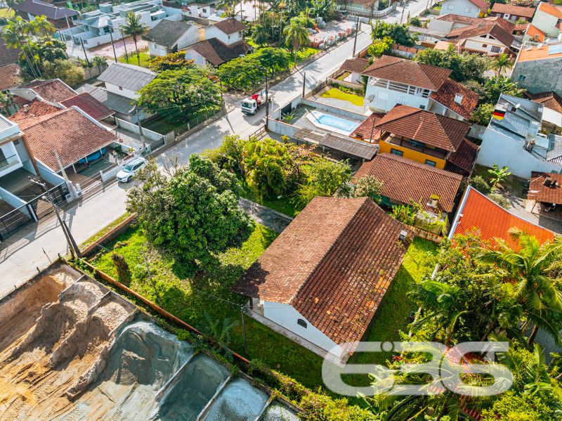 Descubra seu Refúgio na Beira da Lagoa: Casa Espaçosa e Acolhedora em Balneário Barra do Sul

Encontre sua paz no coração de Balneário Barra do Sul, nesta encantadora residência padrão-sobrado, situada a poucos passos da serena Lagoa da Costeira. Com um generoso terreno de 660m² e 120m² de área construída, este imóvel não é apenas uma casa, mas um convite para viver seus dias em harmonia com a natureza.

Características Exclusivas:

Localização Privilegiada: A apenas 200 metros da lagoa, desfrute de acesso fácil a um paraíso natural, onde a brisa da lagoa e o canto dos pássaros criam uma atmosfera de tranquilidade e bem-estar.
Espaço e Conforto: Composta por 2 dormitórios aconchegantes, uma suíte, cada quarto é um recanto de paz, prometendo noites de descanso reparador.
Áreas de Convívio Familiar: A ampla sala de estar se abre para uma cozinha prática, oferecendo um layout fluido que é perfeito para reuniões familiares e entretenimento.
Lazer ao Ar Livre: A propriedade inclui uma varanda espaçosa com vista para a lagoa, ideal para momentos de relaxamento e lazer ao ar livre. Imagine-se desfrutando de um café da manhã ao som da natureza ou lendo seu livro favorito sob o céu azul.

Mais Amenidades:

Garagem Ampla: Com espaço para até 9 veículos, a garagem é perfeita para receber familiares e amigos sem preocupações com estacionamento.
Infraestrutura Completa: Além de estar murada, a casa conta com área de serviço, jardim para seus momentos de lazer e uma churrasqueira para confraternizações memoráveis.

Aproveite a oportunidade de viver ou investir em um lugar onde cada dia é uma celebração da natureza e conforto. Agende sua visita hoje mesmo e venha conhecer o seu novo lar na 636 Negócios Imobiliários, onde sonhos se tornam realidade!
 
636 NEGÓCIOS IMOBILIÁRIOS: A SUA MELHOR ESCOLHA
Com mais de 30 anos de experiência, a 636 Negócios Imobiliários é sua parceira ideal para encontrar o imóvel perfeito. Estamos prontos para ajudá-lo a fazer deste imóvel o seu novo lar.
 
Telefone: (47) 3451-0636
WhatsApp: (47) 99190-0636
 
Não perca esta oportunidade única. Visite nosso site para mais informações: i636.com.br