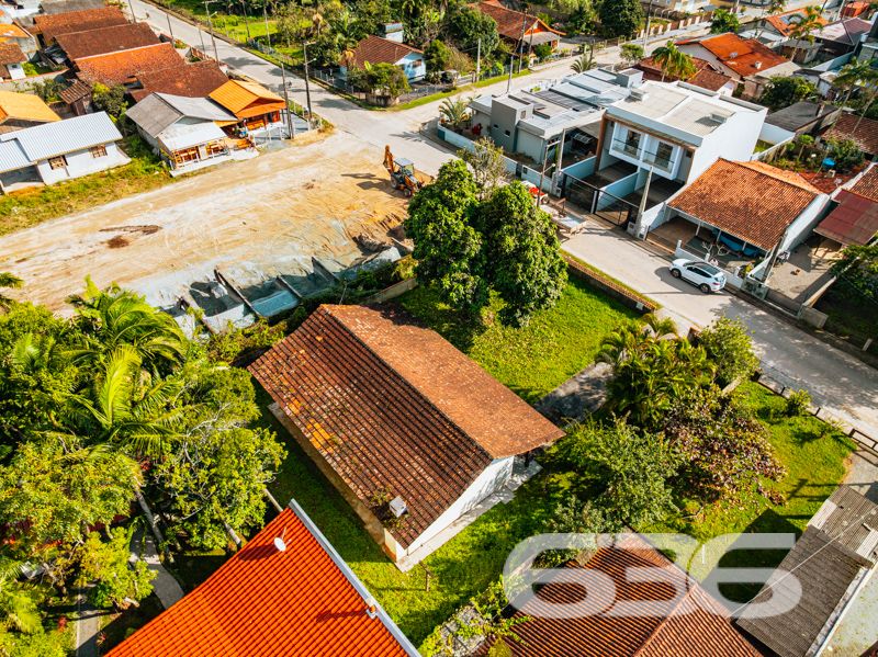 Descubra seu Refúgio na Beira da Lagoa: Casa Espaçosa e Acolhedora em Balneário Barra do Sul

Encontre sua paz no coração de Balneário Barra do Sul, nesta encantadora residência padrão-sobrado, situada a poucos passos da serena Lagoa da Costeira. Com um generoso terreno de 660m² e 120m² de área construída, este imóvel não é apenas uma casa, mas um convite para viver seus dias em harmonia com a natureza.

Características Exclusivas:

Localização Privilegiada: A apenas 200 metros da lagoa, desfrute de acesso fácil a um paraíso natural, onde a brisa da lagoa e o canto dos pássaros criam uma atmosfera de tranquilidade e bem-estar.
Espaço e Conforto: Composta por 2 dormitórios aconchegantes, uma suíte, cada quarto é um recanto de paz, prometendo noites de descanso reparador.
Áreas de Convívio Familiar: A ampla sala de estar se abre para uma cozinha prática, oferecendo um layout fluido que é perfeito para reuniões familiares e entretenimento.
Lazer ao Ar Livre: A propriedade inclui uma varanda espaçosa com vista para a lagoa, ideal para momentos de relaxamento e lazer ao ar livre. Imagine-se desfrutando de um café da manhã ao som da natureza ou lendo seu livro favorito sob o céu azul.

Mais Amenidades:

Garagem Ampla: Com espaço para até 9 veículos, a garagem é perfeita para receber familiares e amigos sem preocupações com estacionamento.
Infraestrutura Completa: Além de estar murada, a casa conta com área de serviço, jardim para seus momentos de lazer e uma churrasqueira para confraternizações memoráveis.

Aproveite a oportunidade de viver ou investir em um lugar onde cada dia é uma celebração da natureza e conforto. Agende sua visita hoje mesmo e venha conhecer o seu novo lar na 636 Negócios Imobiliários, onde sonhos se tornam realidade!
 
636 NEGÓCIOS IMOBILIÁRIOS: A SUA MELHOR ESCOLHA
Com mais de 30 anos de experiência, a 636 Negócios Imobiliários é sua parceira ideal para encontrar o imóvel perfeito. Estamos prontos para ajudá-lo a fazer deste imóvel o seu novo lar.
 
Telefone: (47) 3451-0636
WhatsApp: (47) 99190-0636
 
Não perca esta oportunidade única. Visite nosso site para mais informações: i636.com.br