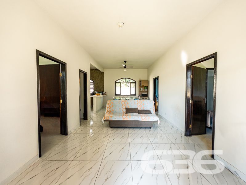 Descubra seu Refúgio na Beira da Lagoa: Casa Espaçosa e Acolhedora em Balneário Barra do Sul

Encontre sua paz no coração de Balneário Barra do Sul, nesta encantadora residência padrão-sobrado, situada a poucos passos da serena Lagoa da Costeira. Com um generoso terreno de 660m² e 120m² de área construída, este imóvel não é apenas uma casa, mas um convite para viver seus dias em harmonia com a natureza.

Características Exclusivas:

Localização Privilegiada: A apenas 200 metros da lagoa, desfrute de acesso fácil a um paraíso natural, onde a brisa da lagoa e o canto dos pássaros criam uma atmosfera de tranquilidade e bem-estar.
Espaço e Conforto: Composta por 2 dormitórios aconchegantes, uma suíte, cada quarto é um recanto de paz, prometendo noites de descanso reparador.
Áreas de Convívio Familiar: A ampla sala de estar se abre para uma cozinha prática, oferecendo um layout fluido que é perfeito para reuniões familiares e entretenimento.
Lazer ao Ar Livre: A propriedade inclui uma varanda espaçosa com vista para a lagoa, ideal para momentos de relaxamento e lazer ao ar livre. Imagine-se desfrutando de um café da manhã ao som da natureza ou lendo seu livro favorito sob o céu azul.

Mais Amenidades:

Garagem Ampla: Com espaço para até 9 veículos, a garagem é perfeita para receber familiares e amigos sem preocupações com estacionamento.
Infraestrutura Completa: Além de estar murada, a casa conta com área de serviço, jardim para seus momentos de lazer e uma churrasqueira para confraternizações memoráveis.

Aproveite a oportunidade de viver ou investir em um lugar onde cada dia é uma celebração da natureza e conforto. Agende sua visita hoje mesmo e venha conhecer o seu novo lar na 636 Negócios Imobiliários, onde sonhos se tornam realidade!
 
636 NEGÓCIOS IMOBILIÁRIOS: A SUA MELHOR ESCOLHA
Com mais de 30 anos de experiência, a 636 Negócios Imobiliários é sua parceira ideal para encontrar o imóvel perfeito. Estamos prontos para ajudá-lo a fazer deste imóvel o seu novo lar.
 
Telefone: (47) 3451-0636
WhatsApp: (47) 99190-0636
 
Não perca esta oportunidade única. Visite nosso site para mais informações: i636.com.br