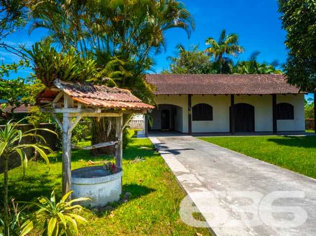 Descubra seu Refúgio na Beira da Lagoa: Casa Espaçosa e Acolhedora em Balneário Barra do Sul

Encontre sua paz no coração de Balneário Barra do Sul, nesta encantadora residência padrão-sobrado, situada a poucos passos da serena Lagoa da Costeira. Com um generoso terreno de 660m² e 120m² de área construída, este imóvel não é apenas uma casa, mas um convite para viver seus dias em harmonia com a natureza.

Características Exclusivas:

Localização Privilegiada: A apenas 200 metros da lagoa, desfrute de acesso fácil a um paraíso natural, onde a brisa da lagoa e o canto dos pássaros criam uma atmosfera de tranquilidade e bem-estar.
Espaço e Conforto: Composta por 2 dormitórios aconchegantes, uma suíte, cada quarto é um recanto de paz, prometendo noites de descanso reparador.
Áreas de Convívio Familiar: A ampla sala de estar se abre para uma cozinha prática, oferecendo um layout fluido que é perfeito para reuniões familiares e entretenimento.
Lazer ao Ar Livre: A propriedade inclui uma varanda espaçosa com vista para a lagoa, ideal para momentos de relaxamento e lazer ao ar livre. Imagine-se desfrutando de um café da manhã ao som da natureza ou lendo seu livro favorito sob o céu azul.

Mais Amenidades:

Garagem Ampla: Com espaço para até 9 veículos, a garagem é perfeita para receber familiares e amigos sem preocupações com estacionamento.
Infraestrutura Completa: Além de estar murada, a casa conta com área de serviço, jardim para seus momentos de lazer e uma churrasqueira para confraternizações memoráveis.

Aproveite a oportunidade de viver ou investir em um lugar onde cada dia é uma celebração da natureza e conforto. Agende sua visita hoje mesmo e venha conhecer o seu novo lar na 636 Negócios Imobiliários, onde sonhos se tornam realidade!
 
636 NEGÓCIOS IMOBILIÁRIOS: A SUA MELHOR ESCOLHA
Com mais de 30 anos de experiência, a 636 Negócios Imobiliários é sua parceira ideal para encontrar o imóvel perfeito. Estamos prontos para ajudá-lo a fazer deste imóvel o seu novo lar.
 
Telefone: (47) 3451-0636
WhatsApp: (47) 99190-0636
 
Não perca esta oportunidade única. Visite nosso site para mais informações: i636.com.br