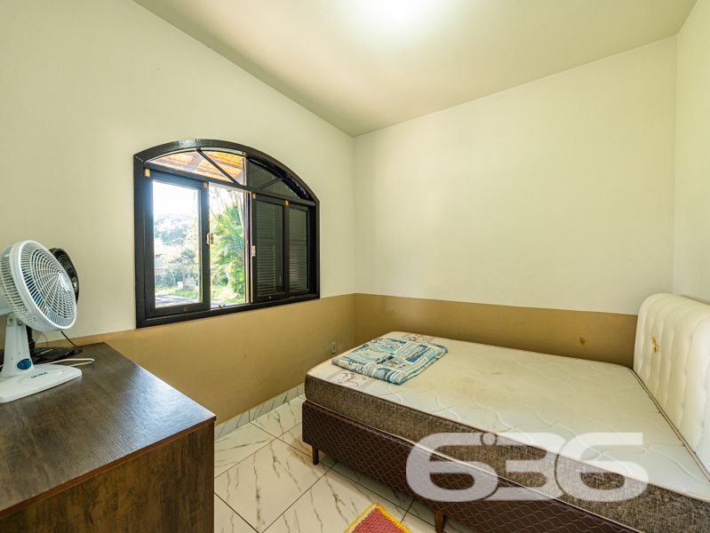 Descubra seu Refúgio na Beira da Lagoa: Casa Espaçosa e Acolhedora em Balneário Barra do Sul

Encontre sua paz no coração de Balneário Barra do Sul, nesta encantadora residência padrão-sobrado, situada a poucos passos da serena Lagoa da Costeira. Com um generoso terreno de 660m² e 120m² de área construída, este imóvel não é apenas uma casa, mas um convite para viver seus dias em harmonia com a natureza.

Características Exclusivas:

Localização Privilegiada: A apenas 200 metros da lagoa, desfrute de acesso fácil a um paraíso natural, onde a brisa da lagoa e o canto dos pássaros criam uma atmosfera de tranquilidade e bem-estar.
Espaço e Conforto: Composta por 2 dormitórios aconchegantes, uma suíte, cada quarto é um recanto de paz, prometendo noites de descanso reparador.
Áreas de Convívio Familiar: A ampla sala de estar se abre para uma cozinha prática, oferecendo um layout fluido que é perfeito para reuniões familiares e entretenimento.
Lazer ao Ar Livre: A propriedade inclui uma varanda espaçosa com vista para a lagoa, ideal para momentos de relaxamento e lazer ao ar livre. Imagine-se desfrutando de um café da manhã ao som da natureza ou lendo seu livro favorito sob o céu azul.

Mais Amenidades:

Garagem Ampla: Com espaço para até 9 veículos, a garagem é perfeita para receber familiares e amigos sem preocupações com estacionamento.
Infraestrutura Completa: Além de estar murada, a casa conta com área de serviço, jardim para seus momentos de lazer e uma churrasqueira para confraternizações memoráveis.

Aproveite a oportunidade de viver ou investir em um lugar onde cada dia é uma celebração da natureza e conforto. Agende sua visita hoje mesmo e venha conhecer o seu novo lar na 636 Negócios Imobiliários, onde sonhos se tornam realidade!
 
636 NEGÓCIOS IMOBILIÁRIOS: A SUA MELHOR ESCOLHA
Com mais de 30 anos de experiência, a 636 Negócios Imobiliários é sua parceira ideal para encontrar o imóvel perfeito. Estamos prontos para ajudá-lo a fazer deste imóvel o seu novo lar.
 
Telefone: (47) 3451-0636
WhatsApp: (47) 99190-0636
 
Não perca esta oportunidade única. Visite nosso site para mais informações: i636.com.br