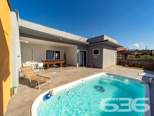 BELÍSSIMA CASA COM 1 SUÍTE E 2 QUARTOS EM BALNEÁRIO BARRA DO SUL, SANTA CATARINA

São 350 m² de terreno e 164 m² de área construída de uma charmosa e sofisticada casa de excelente padrão de construção e ótimos acabamentos. O imóvel contém móveis embutidos e uma pintura impecável, proporcionando um aspecto exuberante no ambiente. 

Sua composição dispõe de cômodos amplos e super confortáveis, composta de 1 suíte magnífica com closet e mais 2 dormitórios, sala, copa e cozinha conjugadas, sala de jogos, área de serviço e 2 banheiros.  

Para proporcionar prazerosos e relaxantes momentos de lazer, na área externa da casa possui uma maravilhosa piscina. Além de um vasto espaço de garagem, para até 5 carros, sendo 2 vagas cobertas.

Localizada no bairro Costeira em Balneário Barra do Sul, um dos municípios mais atraentes e exuberantes do litoral catarinense, contendo maravilhosas paisagens e praias fantásticas com inúmeras opções de lazer e fácil acesso às rodovias e praias da região. O imóvel situa-se há cerca de 160 metros da lagoa. 

Agende já sua visita com um de nossos corretores e saiba mais sobre essa vantajosa e esplêndida residência, quem sabe não seja seu novo lar.
Esperamos por você!!!

Fale conosco:

IMOBILIÁRIA 636.
Telefone: (47) 3448-3636
WhatsApp: (47) 99190-0636