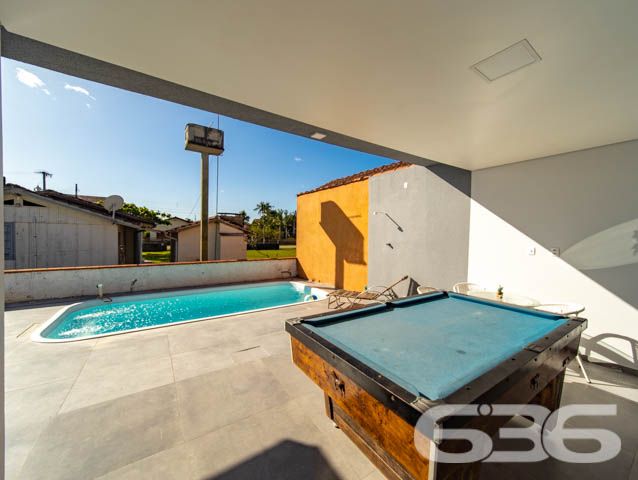 BELÍSSIMA CASA COM 1 SUÍTE E 2 QUARTOS EM BALNEÁRIO BARRA DO SUL, SANTA CATARINA

São 350 m² de terreno e 164 m² de área construída de uma charmosa e sofisticada casa de excelente padrão de construção e ótimos acabamentos. O imóvel contém móveis embutidos e uma pintura impecável, proporcionando um aspecto exuberante no ambiente. 

Sua composição dispõe de cômodos amplos e super confortáveis, composta de 1 suíte magnífica com closet e mais 2 dormitórios, sala, copa e cozinha conjugadas, sala de jogos, área de serviço e 2 banheiros.  

Para proporcionar prazerosos e relaxantes momentos de lazer, na área externa da casa possui uma maravilhosa piscina. Além de um vasto espaço de garagem, para até 5 carros, sendo 2 vagas cobertas.

Localizada no bairro Costeira em Balneário Barra do Sul, um dos municípios mais atraentes e exuberantes do litoral catarinense, contendo maravilhosas paisagens e praias fantásticas com inúmeras opções de lazer e fácil acesso às rodovias e praias da região. O imóvel situa-se há cerca de 160 metros da lagoa. 

Agende já sua visita com um de nossos corretores e saiba mais sobre essa vantajosa e esplêndida residência, quem sabe não seja seu novo lar.
Esperamos por você!!!

Fale conosco:

IMOBILIÁRIA 636.
Telefone: (47) 3448-3636
WhatsApp: (47) 99190-0636