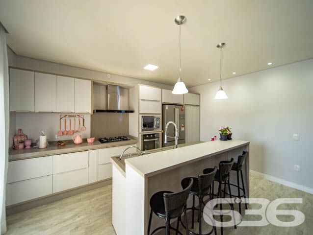 BELÍSSIMA CASA COM 1 SUÍTE E 2 QUARTOS EM BALNEÁRIO BARRA DO SUL, SANTA CATARINA

São 350 m² de terreno e 164 m² de área construída de uma charmosa e sofisticada casa de excelente padrão de construção e ótimos acabamentos. O imóvel contém móveis embutidos e uma pintura impecável, proporcionando um aspecto exuberante no ambiente. 

Sua composição dispõe de cômodos amplos e super confortáveis, composta de 1 suíte magnífica com closet e mais 2 dormitórios, sala, copa e cozinha conjugadas, sala de jogos, área de serviço e 2 banheiros.  

Para proporcionar prazerosos e relaxantes momentos de lazer, na área externa da casa possui uma maravilhosa piscina. Além de um vasto espaço de garagem, para até 5 carros, sendo 2 vagas cobertas.

Localizada no bairro Costeira em Balneário Barra do Sul, um dos municípios mais atraentes e exuberantes do litoral catarinense, contendo maravilhosas paisagens e praias fantásticas com inúmeras opções de lazer e fácil acesso às rodovias e praias da região. O imóvel situa-se há cerca de 160 metros da lagoa. 

Agende já sua visita com um de nossos corretores e saiba mais sobre essa vantajosa e esplêndida residência, quem sabe não seja seu novo lar.
Esperamos por você!!!

Fale conosco:

IMOBILIÁRIA 636.
Telefone: (47) 3448-3636
WhatsApp: (47) 99190-0636