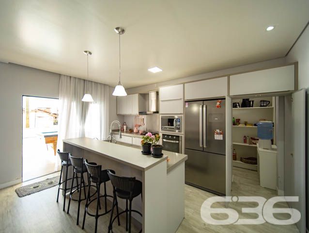 BELÍSSIMA CASA COM 1 SUÍTE E 2 QUARTOS EM BALNEÁRIO BARRA DO SUL, SANTA CATARINA

São 350 m² de terreno e 164 m² de área construída de uma charmosa e sofisticada casa de excelente padrão de construção e ótimos acabamentos. O imóvel contém móveis embutidos e uma pintura impecável, proporcionando um aspecto exuberante no ambiente. 

Sua composição dispõe de cômodos amplos e super confortáveis, composta de 1 suíte magnífica com closet e mais 2 dormitórios, sala, copa e cozinha conjugadas, sala de jogos, área de serviço e 2 banheiros.  

Para proporcionar prazerosos e relaxantes momentos de lazer, na área externa da casa possui uma maravilhosa piscina. Além de um vasto espaço de garagem, para até 5 carros, sendo 2 vagas cobertas.

Localizada no bairro Costeira em Balneário Barra do Sul, um dos municípios mais atraentes e exuberantes do litoral catarinense, contendo maravilhosas paisagens e praias fantásticas com inúmeras opções de lazer e fácil acesso às rodovias e praias da região. O imóvel situa-se há cerca de 160 metros da lagoa. 

Agende já sua visita com um de nossos corretores e saiba mais sobre essa vantajosa e esplêndida residência, quem sabe não seja seu novo lar.
Esperamos por você!!!

Fale conosco:

IMOBILIÁRIA 636.
Telefone: (47) 3448-3636
WhatsApp: (47) 99190-0636