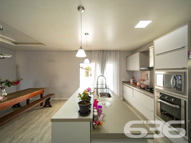 BELÍSSIMA CASA COM 1 SUÍTE E 2 QUARTOS EM BALNEÁRIO BARRA DO SUL, SANTA CATARINA

São 350 m² de terreno e 164 m² de área construída de uma charmosa e sofisticada casa de excelente padrão de construção e ótimos acabamentos. O imóvel contém móveis embutidos e uma pintura impecável, proporcionando um aspecto exuberante no ambiente. 

Sua composição dispõe de cômodos amplos e super confortáveis, composta de 1 suíte magnífica com closet e mais 2 dormitórios, sala, copa e cozinha conjugadas, sala de jogos, área de serviço e 2 banheiros.  

Para proporcionar prazerosos e relaxantes momentos de lazer, na área externa da casa possui uma maravilhosa piscina. Além de um vasto espaço de garagem, para até 5 carros, sendo 2 vagas cobertas.

Localizada no bairro Costeira em Balneário Barra do Sul, um dos municípios mais atraentes e exuberantes do litoral catarinense, contendo maravilhosas paisagens e praias fantásticas com inúmeras opções de lazer e fácil acesso às rodovias e praias da região. O imóvel situa-se há cerca de 160 metros da lagoa. 

Agende já sua visita com um de nossos corretores e saiba mais sobre essa vantajosa e esplêndida residência, quem sabe não seja seu novo lar.
Esperamos por você!!!

Fale conosco:

IMOBILIÁRIA 636.
Telefone: (47) 3448-3636
WhatsApp: (47) 99190-0636