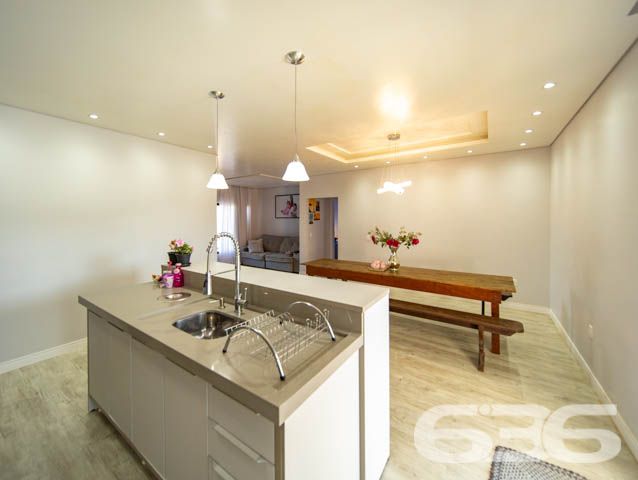 BELÍSSIMA CASA COM 1 SUÍTE E 2 QUARTOS EM BALNEÁRIO BARRA DO SUL, SANTA CATARINA

São 350 m² de terreno e 164 m² de área construída de uma charmosa e sofisticada casa de excelente padrão de construção e ótimos acabamentos. O imóvel contém móveis embutidos e uma pintura impecável, proporcionando um aspecto exuberante no ambiente. 

Sua composição dispõe de cômodos amplos e super confortáveis, composta de 1 suíte magnífica com closet e mais 2 dormitórios, sala, copa e cozinha conjugadas, sala de jogos, área de serviço e 2 banheiros.  

Para proporcionar prazerosos e relaxantes momentos de lazer, na área externa da casa possui uma maravilhosa piscina. Além de um vasto espaço de garagem, para até 5 carros, sendo 2 vagas cobertas.

Localizada no bairro Costeira em Balneário Barra do Sul, um dos municípios mais atraentes e exuberantes do litoral catarinense, contendo maravilhosas paisagens e praias fantásticas com inúmeras opções de lazer e fácil acesso às rodovias e praias da região. O imóvel situa-se há cerca de 160 metros da lagoa. 

Agende já sua visita com um de nossos corretores e saiba mais sobre essa vantajosa e esplêndida residência, quem sabe não seja seu novo lar.
Esperamos por você!!!

Fale conosco:

IMOBILIÁRIA 636.
Telefone: (47) 3448-3636
WhatsApp: (47) 99190-0636