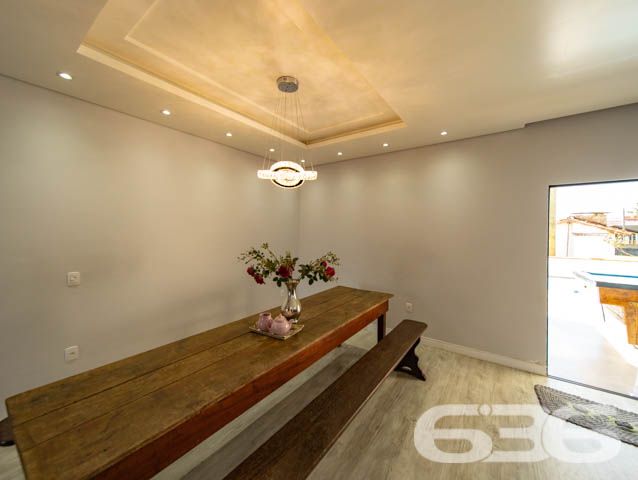 BELÍSSIMA CASA COM 1 SUÍTE E 2 QUARTOS EM BALNEÁRIO BARRA DO SUL, SANTA CATARINA

São 350 m² de terreno e 164 m² de área construída de uma charmosa e sofisticada casa de excelente padrão de construção e ótimos acabamentos. O imóvel contém móveis embutidos e uma pintura impecável, proporcionando um aspecto exuberante no ambiente. 

Sua composição dispõe de cômodos amplos e super confortáveis, composta de 1 suíte magnífica com closet e mais 2 dormitórios, sala, copa e cozinha conjugadas, sala de jogos, área de serviço e 2 banheiros.  

Para proporcionar prazerosos e relaxantes momentos de lazer, na área externa da casa possui uma maravilhosa piscina. Além de um vasto espaço de garagem, para até 5 carros, sendo 2 vagas cobertas.

Localizada no bairro Costeira em Balneário Barra do Sul, um dos municípios mais atraentes e exuberantes do litoral catarinense, contendo maravilhosas paisagens e praias fantásticas com inúmeras opções de lazer e fácil acesso às rodovias e praias da região. O imóvel situa-se há cerca de 160 metros da lagoa. 

Agende já sua visita com um de nossos corretores e saiba mais sobre essa vantajosa e esplêndida residência, quem sabe não seja seu novo lar.
Esperamos por você!!!

Fale conosco:

IMOBILIÁRIA 636.
Telefone: (47) 3448-3636
WhatsApp: (47) 99190-0636