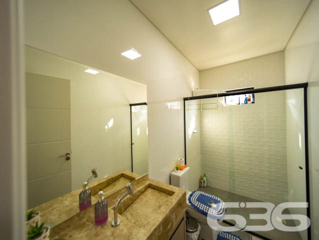 BELÍSSIMA CASA COM 1 SUÍTE E 2 QUARTOS EM BALNEÁRIO BARRA DO SUL, SANTA CATARINA

São 350 m² de terreno e 164 m² de área construída de uma charmosa e sofisticada casa de excelente padrão de construção e ótimos acabamentos. O imóvel contém móveis embutidos e uma pintura impecável, proporcionando um aspecto exuberante no ambiente. 

Sua composição dispõe de cômodos amplos e super confortáveis, composta de 1 suíte magnífica com closet e mais 2 dormitórios, sala, copa e cozinha conjugadas, sala de jogos, área de serviço e 2 banheiros.  

Para proporcionar prazerosos e relaxantes momentos de lazer, na área externa da casa possui uma maravilhosa piscina. Além de um vasto espaço de garagem, para até 5 carros, sendo 2 vagas cobertas.

Localizada no bairro Costeira em Balneário Barra do Sul, um dos municípios mais atraentes e exuberantes do litoral catarinense, contendo maravilhosas paisagens e praias fantásticas com inúmeras opções de lazer e fácil acesso às rodovias e praias da região. O imóvel situa-se há cerca de 160 metros da lagoa. 

Agende já sua visita com um de nossos corretores e saiba mais sobre essa vantajosa e esplêndida residência, quem sabe não seja seu novo lar.
Esperamos por você!!!

Fale conosco:

IMOBILIÁRIA 636.
Telefone: (47) 3448-3636
WhatsApp: (47) 99190-0636