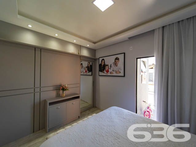 BELÍSSIMA CASA COM 1 SUÍTE E 2 QUARTOS EM BALNEÁRIO BARRA DO SUL, SANTA CATARINA

São 350 m² de terreno e 164 m² de área construída de uma charmosa e sofisticada casa de excelente padrão de construção e ótimos acabamentos. O imóvel contém móveis embutidos e uma pintura impecável, proporcionando um aspecto exuberante no ambiente. 

Sua composição dispõe de cômodos amplos e super confortáveis, composta de 1 suíte magnífica com closet e mais 2 dormitórios, sala, copa e cozinha conjugadas, sala de jogos, área de serviço e 2 banheiros.  

Para proporcionar prazerosos e relaxantes momentos de lazer, na área externa da casa possui uma maravilhosa piscina. Além de um vasto espaço de garagem, para até 5 carros, sendo 2 vagas cobertas.

Localizada no bairro Costeira em Balneário Barra do Sul, um dos municípios mais atraentes e exuberantes do litoral catarinense, contendo maravilhosas paisagens e praias fantásticas com inúmeras opções de lazer e fácil acesso às rodovias e praias da região. O imóvel situa-se há cerca de 160 metros da lagoa. 

Agende já sua visita com um de nossos corretores e saiba mais sobre essa vantajosa e esplêndida residência, quem sabe não seja seu novo lar.
Esperamos por você!!!

Fale conosco:

IMOBILIÁRIA 636.
Telefone: (47) 3448-3636
WhatsApp: (47) 99190-0636