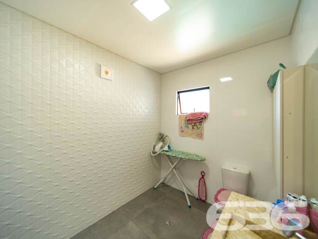 BELÍSSIMA CASA COM 1 SUÍTE E 2 QUARTOS EM BALNEÁRIO BARRA DO SUL, SANTA CATARINA

São 350 m² de terreno e 164 m² de área construída de uma charmosa e sofisticada casa de excelente padrão de construção e ótimos acabamentos. O imóvel contém móveis embutidos e uma pintura impecável, proporcionando um aspecto exuberante no ambiente. 

Sua composição dispõe de cômodos amplos e super confortáveis, composta de 1 suíte magnífica com closet e mais 2 dormitórios, sala, copa e cozinha conjugadas, sala de jogos, área de serviço e 2 banheiros.  

Para proporcionar prazerosos e relaxantes momentos de lazer, na área externa da casa possui uma maravilhosa piscina. Além de um vasto espaço de garagem, para até 5 carros, sendo 2 vagas cobertas.

Localizada no bairro Costeira em Balneário Barra do Sul, um dos municípios mais atraentes e exuberantes do litoral catarinense, contendo maravilhosas paisagens e praias fantásticas com inúmeras opções de lazer e fácil acesso às rodovias e praias da região. O imóvel situa-se há cerca de 160 metros da lagoa. 

Agende já sua visita com um de nossos corretores e saiba mais sobre essa vantajosa e esplêndida residência, quem sabe não seja seu novo lar.
Esperamos por você!!!

Fale conosco:

IMOBILIÁRIA 636.
Telefone: (47) 3448-3636
WhatsApp: (47) 99190-0636