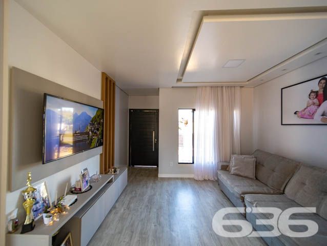 BELÍSSIMA CASA COM 1 SUÍTE E 2 QUARTOS EM BALNEÁRIO BARRA DO SUL, SANTA CATARINA

São 350 m² de terreno e 164 m² de área construída de uma charmosa e sofisticada casa de excelente padrão de construção e ótimos acabamentos. O imóvel contém móveis embutidos e uma pintura impecável, proporcionando um aspecto exuberante no ambiente. 

Sua composição dispõe de cômodos amplos e super confortáveis, composta de 1 suíte magnífica com closet e mais 2 dormitórios, sala, copa e cozinha conjugadas, sala de jogos, área de serviço e 2 banheiros.  

Para proporcionar prazerosos e relaxantes momentos de lazer, na área externa da casa possui uma maravilhosa piscina. Além de um vasto espaço de garagem, para até 5 carros, sendo 2 vagas cobertas.

Localizada no bairro Costeira em Balneário Barra do Sul, um dos municípios mais atraentes e exuberantes do litoral catarinense, contendo maravilhosas paisagens e praias fantásticas com inúmeras opções de lazer e fácil acesso às rodovias e praias da região. O imóvel situa-se há cerca de 160 metros da lagoa. 

Agende já sua visita com um de nossos corretores e saiba mais sobre essa vantajosa e esplêndida residência, quem sabe não seja seu novo lar.
Esperamos por você!!!

Fale conosco:

IMOBILIÁRIA 636.
Telefone: (47) 3448-3636
WhatsApp: (47) 99190-0636