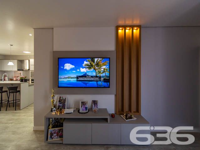 BELÍSSIMA CASA COM 1 SUÍTE E 2 QUARTOS EM BALNEÁRIO BARRA DO SUL, SANTA CATARINA

São 350 m² de terreno e 164 m² de área construída de uma charmosa e sofisticada casa de excelente padrão de construção e ótimos acabamentos. O imóvel contém móveis embutidos e uma pintura impecável, proporcionando um aspecto exuberante no ambiente. 

Sua composição dispõe de cômodos amplos e super confortáveis, composta de 1 suíte magnífica com closet e mais 2 dormitórios, sala, copa e cozinha conjugadas, sala de jogos, área de serviço e 2 banheiros.  

Para proporcionar prazerosos e relaxantes momentos de lazer, na área externa da casa possui uma maravilhosa piscina. Além de um vasto espaço de garagem, para até 5 carros, sendo 2 vagas cobertas.

Localizada no bairro Costeira em Balneário Barra do Sul, um dos municípios mais atraentes e exuberantes do litoral catarinense, contendo maravilhosas paisagens e praias fantásticas com inúmeras opções de lazer e fácil acesso às rodovias e praias da região. O imóvel situa-se há cerca de 160 metros da lagoa. 

Agende já sua visita com um de nossos corretores e saiba mais sobre essa vantajosa e esplêndida residência, quem sabe não seja seu novo lar.
Esperamos por você!!!

Fale conosco:

IMOBILIÁRIA 636.
Telefone: (47) 3448-3636
WhatsApp: (47) 99190-0636
