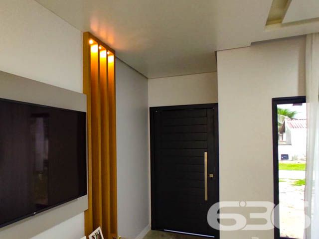 BELÍSSIMA CASA COM 1 SUÍTE E 2 QUARTOS EM BALNEÁRIO BARRA DO SUL, SANTA CATARINA

São 350 m² de terreno e 164 m² de área construída de uma charmosa e sofisticada casa de excelente padrão de construção e ótimos acabamentos. O imóvel contém móveis embutidos e uma pintura impecável, proporcionando um aspecto exuberante no ambiente. 

Sua composição dispõe de cômodos amplos e super confortáveis, composta de 1 suíte magnífica com closet e mais 2 dormitórios, sala, copa e cozinha conjugadas, sala de jogos, área de serviço e 2 banheiros.  

Para proporcionar prazerosos e relaxantes momentos de lazer, na área externa da casa possui uma maravilhosa piscina. Além de um vasto espaço de garagem, para até 5 carros, sendo 2 vagas cobertas.

Localizada no bairro Costeira em Balneário Barra do Sul, um dos municípios mais atraentes e exuberantes do litoral catarinense, contendo maravilhosas paisagens e praias fantásticas com inúmeras opções de lazer e fácil acesso às rodovias e praias da região. O imóvel situa-se há cerca de 160 metros da lagoa. 

Agende já sua visita com um de nossos corretores e saiba mais sobre essa vantajosa e esplêndida residência, quem sabe não seja seu novo lar.
Esperamos por você!!!

Fale conosco:

IMOBILIÁRIA 636.
Telefone: (47) 3448-3636
WhatsApp: (47) 99190-0636