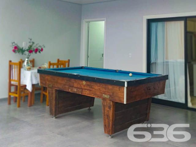 BELÍSSIMA CASA COM 1 SUÍTE E 2 QUARTOS EM BALNEÁRIO BARRA DO SUL, SANTA CATARINA

São 350 m² de terreno e 164 m² de área construída de uma charmosa e sofisticada casa de excelente padrão de construção e ótimos acabamentos. O imóvel contém móveis embutidos e uma pintura impecável, proporcionando um aspecto exuberante no ambiente. 

Sua composição dispõe de cômodos amplos e super confortáveis, composta de 1 suíte magnífica com closet e mais 2 dormitórios, sala, copa e cozinha conjugadas, sala de jogos, área de serviço e 2 banheiros.  

Para proporcionar prazerosos e relaxantes momentos de lazer, na área externa da casa possui uma maravilhosa piscina. Além de um vasto espaço de garagem, para até 5 carros, sendo 2 vagas cobertas.

Localizada no bairro Costeira em Balneário Barra do Sul, um dos municípios mais atraentes e exuberantes do litoral catarinense, contendo maravilhosas paisagens e praias fantásticas com inúmeras opções de lazer e fácil acesso às rodovias e praias da região. O imóvel situa-se há cerca de 160 metros da lagoa. 

Agende já sua visita com um de nossos corretores e saiba mais sobre essa vantajosa e esplêndida residência, quem sabe não seja seu novo lar.
Esperamos por você!!!

Fale conosco:

IMOBILIÁRIA 636.
Telefone: (47) 3448-3636
WhatsApp: (47) 99190-0636