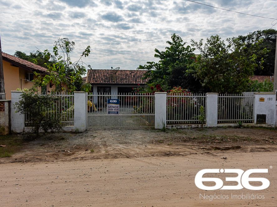 CASA À VENDA NO CENTRO, EM BALNEÁRIO BARRA DO SUL - ESTUDA PERMUTA POR JOINVILLE. 

São 80m² em alvenaria de concreto armado e telhas do tipo romana. 
Terreno com 288m² alto, murado, com casa construída nos fundos do terreno.  

A residência dispõe de 2 quartos amplos e uma suíte, sala e cozinha conjugada e banheiro social, 2 vagas cobertas, área de festa de churrasqueira, forno a lenha e fogão de lenha.

Contendo na parte externa da casa um amplo espaço com árvores frutíferas e pátio britado para circulação.

Localizada no bairro Centro, em Balneário Barra do Sul, pertinho do comércio, da pra fazer tudo a pé, município de suma importância para o estado de Santa Catarina, possui inúmeras opções de lazer e passeios com maravilhosas paisagens e praias exuberantes.

O terreno se situa próximo de estabelecimentos e comércios de grande utilidade diária como, mercado, restaurante, pousada e outros serviços. Com fácil acesso para a avenida São Francisco do Sul, há cerca de 2 km de distância da praia do Bispo.


ESTUDA PERMUTA POR CASA EM JOINVILLE ATÉ 300 MIL, SALDO À VISTA. 

Fale Conosco
Imobiliária 636 em Balneário Barra do Sul 47 3448-3636
WhatsApp 47 99190-0636