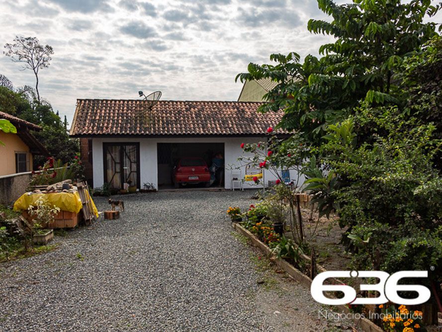 CASA À VENDA NO CENTRO, EM BALNEÁRIO BARRA DO SUL - ESTUDA PERMUTA POR JOINVILLE. 

São 80m² em alvenaria de concreto armado e telhas do tipo romana. 
Terreno com 288m² alto, murado, com casa construída nos fundos do terreno.  

A residência dispõe de 2 quartos amplos e uma suíte, sala e cozinha conjugada e banheiro social, 2 vagas cobertas, área de festa de churrasqueira, forno a lenha e fogão de lenha.

Contendo na parte externa da casa um amplo espaço com árvores frutíferas e pátio britado para circulação.

Localizada no bairro Centro, em Balneário Barra do Sul, pertinho do comércio, da pra fazer tudo a pé, município de suma importância para o estado de Santa Catarina, possui inúmeras opções de lazer e passeios com maravilhosas paisagens e praias exuberantes.

O terreno se situa próximo de estabelecimentos e comércios de grande utilidade diária como, mercado, restaurante, pousada e outros serviços. Com fácil acesso para a avenida São Francisco do Sul, há cerca de 2 km de distância da praia do Bispo.


ESTUDA PERMUTA POR CASA EM JOINVILLE ATÉ 300 MIL, SALDO À VISTA. 

Fale Conosco
Imobiliária 636 em Balneário Barra do Sul 47 3448-3636
WhatsApp 47 99190-0636