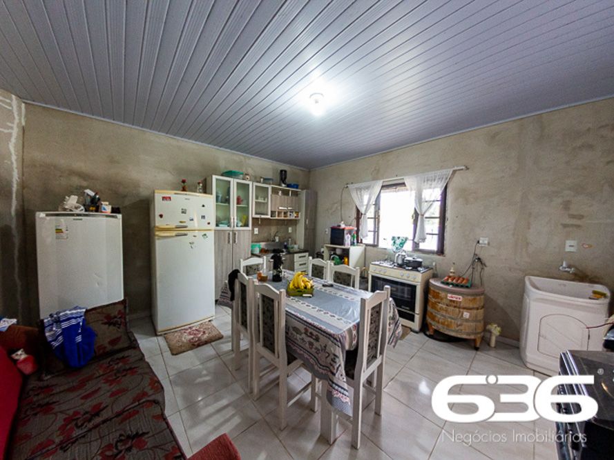 CASA À VENDA NO CENTRO, EM BALNEÁRIO BARRA DO SUL - ESTUDA PERMUTA POR JOINVILLE. 

São 80m² em alvenaria de concreto armado e telhas do tipo romana. 
Terreno com 288m² alto, murado, com casa construída nos fundos do terreno.  

A residência dispõe de 2 quartos amplos e uma suíte, sala e cozinha conjugada e banheiro social, 2 vagas cobertas, área de festa de churrasqueira, forno a lenha e fogão de lenha.

Contendo na parte externa da casa um amplo espaço com árvores frutíferas e pátio britado para circulação.

Localizada no bairro Centro, em Balneário Barra do Sul, pertinho do comércio, da pra fazer tudo a pé, município de suma importância para o estado de Santa Catarina, possui inúmeras opções de lazer e passeios com maravilhosas paisagens e praias exuberantes.

O terreno se situa próximo de estabelecimentos e comércios de grande utilidade diária como, mercado, restaurante, pousada e outros serviços. Com fácil acesso para a avenida São Francisco do Sul, há cerca de 2 km de distância da praia do Bispo.


ESTUDA PERMUTA POR CASA EM JOINVILLE ATÉ 300 MIL, SALDO À VISTA. 

Fale Conosco
Imobiliária 636 em Balneário Barra do Sul 47 3448-3636
WhatsApp 47 99190-0636
