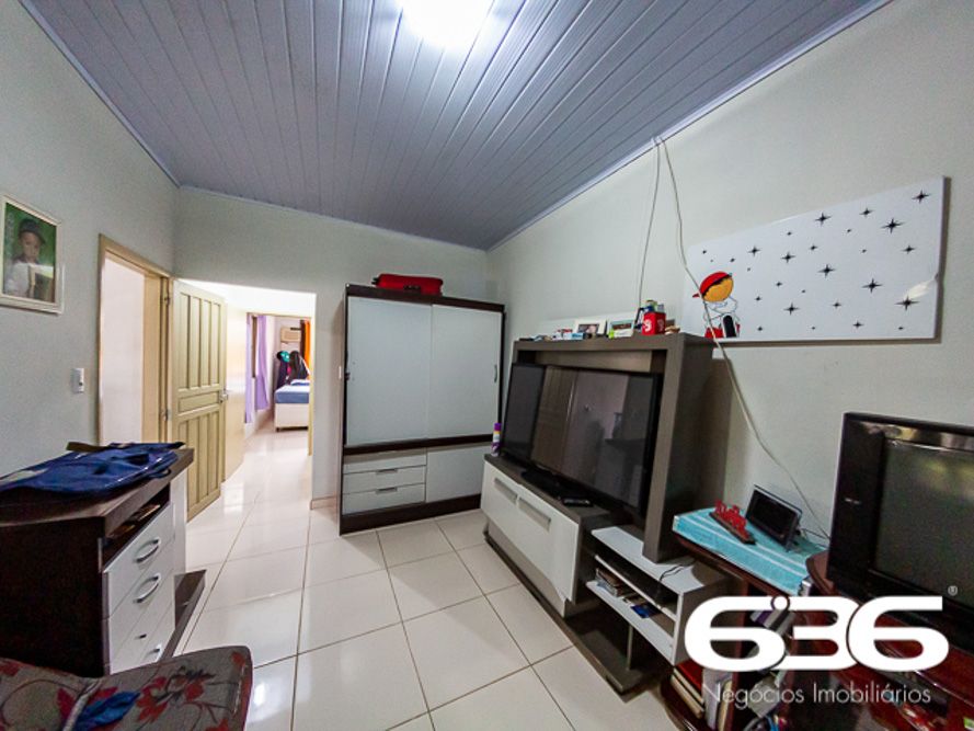 CASA À VENDA NO CENTRO, EM BALNEÁRIO BARRA DO SUL - ESTUDA PERMUTA POR JOINVILLE. 

São 80m² em alvenaria de concreto armado e telhas do tipo romana. 
Terreno com 288m² alto, murado, com casa construída nos fundos do terreno.  

A residência dispõe de 2 quartos amplos e uma suíte, sala e cozinha conjugada e banheiro social, 2 vagas cobertas, área de festa de churrasqueira, forno a lenha e fogão de lenha.

Contendo na parte externa da casa um amplo espaço com árvores frutíferas e pátio britado para circulação.

Localizada no bairro Centro, em Balneário Barra do Sul, pertinho do comércio, da pra fazer tudo a pé, município de suma importância para o estado de Santa Catarina, possui inúmeras opções de lazer e passeios com maravilhosas paisagens e praias exuberantes.

O terreno se situa próximo de estabelecimentos e comércios de grande utilidade diária como, mercado, restaurante, pousada e outros serviços. Com fácil acesso para a avenida São Francisco do Sul, há cerca de 2 km de distância da praia do Bispo.


ESTUDA PERMUTA POR CASA EM JOINVILLE ATÉ 300 MIL, SALDO À VISTA. 

Fale Conosco
Imobiliária 636 em Balneário Barra do Sul 47 3448-3636
WhatsApp 47 99190-0636