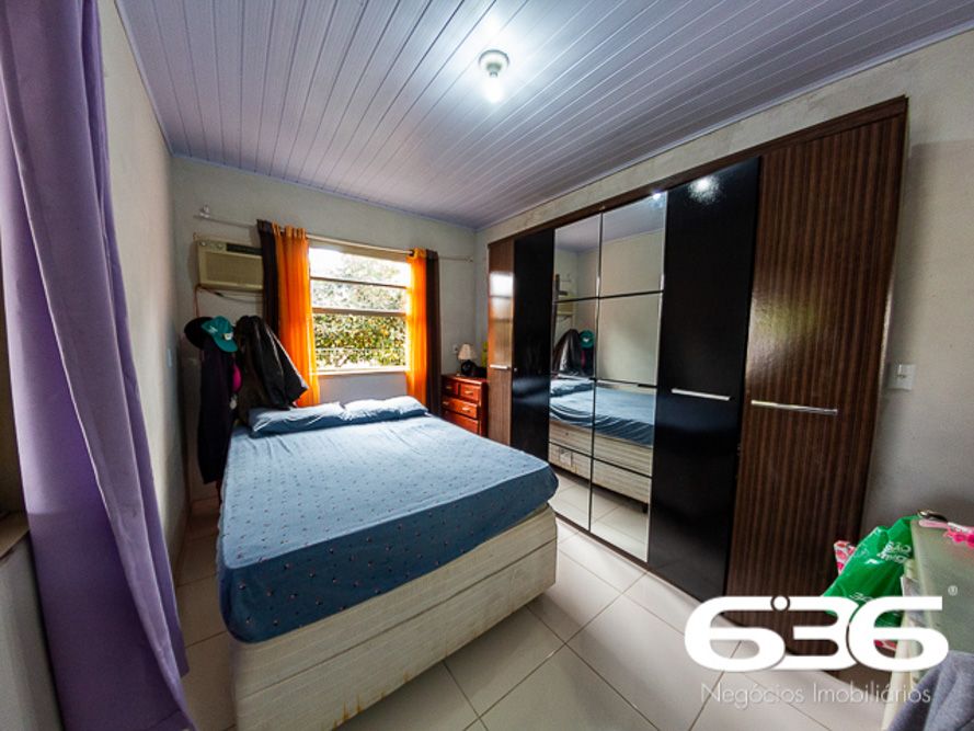 CASA À VENDA NO CENTRO, EM BALNEÁRIO BARRA DO SUL - ESTUDA PERMUTA POR JOINVILLE. 

São 80m² em alvenaria de concreto armado e telhas do tipo romana. 
Terreno com 288m² alto, murado, com casa construída nos fundos do terreno.  

A residência dispõe de 2 quartos amplos e uma suíte, sala e cozinha conjugada e banheiro social, 2 vagas cobertas, área de festa de churrasqueira, forno a lenha e fogão de lenha.

Contendo na parte externa da casa um amplo espaço com árvores frutíferas e pátio britado para circulação.

Localizada no bairro Centro, em Balneário Barra do Sul, pertinho do comércio, da pra fazer tudo a pé, município de suma importância para o estado de Santa Catarina, possui inúmeras opções de lazer e passeios com maravilhosas paisagens e praias exuberantes.

O terreno se situa próximo de estabelecimentos e comércios de grande utilidade diária como, mercado, restaurante, pousada e outros serviços. Com fácil acesso para a avenida São Francisco do Sul, há cerca de 2 km de distância da praia do Bispo.


ESTUDA PERMUTA POR CASA EM JOINVILLE ATÉ 300 MIL, SALDO À VISTA. 

Fale Conosco
Imobiliária 636 em Balneário Barra do Sul 47 3448-3636
WhatsApp 47 99190-0636