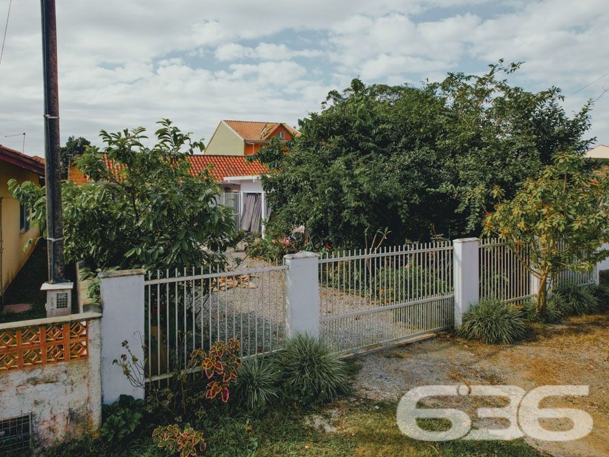 CASA À VENDA NO CENTRO, EM BALNEÁRIO BARRA DO SUL - ESTUDA PERMUTA POR JOINVILLE. 

São 80m² em alvenaria de concreto armado e telhas do tipo romana. 
Terreno com 288m² alto, murado, com casa construída nos fundos do terreno.  

A residência dispõe de 2 quartos amplos e uma suíte, sala e cozinha conjugada e banheiro social, 2 vagas cobertas, área de festa de churrasqueira, forno a lenha e fogão de lenha.

Contendo na parte externa da casa um amplo espaço com árvores frutíferas e pátio britado para circulação.

Localizada no bairro Centro, em Balneário Barra do Sul, pertinho do comércio, da pra fazer tudo a pé, município de suma importância para o estado de Santa Catarina, possui inúmeras opções de lazer e passeios com maravilhosas paisagens e praias exuberantes.

O terreno se situa próximo de estabelecimentos e comércios de grande utilidade diária como, mercado, restaurante, pousada e outros serviços. Com fácil acesso para a avenida São Francisco do Sul, há cerca de 2 km de distância da praia do Bispo.


ESTUDA PERMUTA POR CASA EM JOINVILLE ATÉ 300 MIL, SALDO À VISTA. 

Fale Conosco
Imobiliária 636 em Balneário Barra do Sul 47 3448-3636
WhatsApp 47 99190-0636