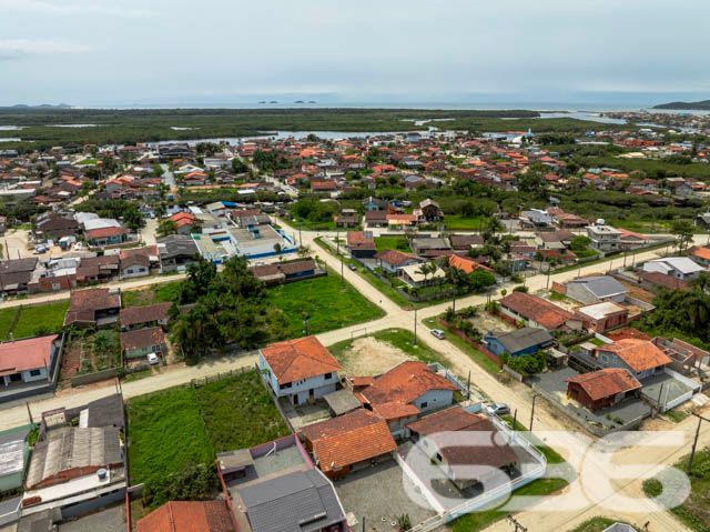 Terreno à Venda em Balneário Barra do Sul - Espaço e Versatilidade com Vista para o Futuro

Descubra o local perfeito para construir a casa dos seus sonhos ou um investimento próspero em Balneário Barra do Sul, SC. Situado no vibrante coração do Centro, este terreno em esquina oferece uma combinação única de localização privilegiada, espaço generoso e acesso fácil, sendo ideal para famílias e investidores que buscam tranquilidade e conveniência.

Localização Privilegiada: Situado no Centro, você estará próximo a comodidades essenciais, incluindo lojas, escolas e serviços locais.
Flexibilidade no Projeto: O terreno permite uma ampla variedade de construções, adequando-se a projetos residenciais personalizados ou a investimentos comerciais devido à sua localização estratégica.
Investimento Valioso: Balneário Barra do Sul é conhecida por seu crescimento constante e valorização imobiliária, tornando este terreno uma excelente escolha para investimento a longo prazo.

Este terreno não é apenas um pedaço de terra, mas um portal para inúmeras possibilidades, oferecendo a base perfeita para construir não apenas edificações, mas também sonhos. Seja para investimento ou para construir a casa dos seus sonhos, este terreno representa uma oportunidade sem igual.

Não perca esta oportunidade única! Entre em contato conosco hoje mesmo e descubra como você pode transformar este espaço no seu próximo grande projeto!
 
636 NEGÓCIOS IMOBILIÁRIOS: A SUA MELHOR ESCOLHA
Com mais de 30 anos de experiência, a 636 Negócios Imobiliários é sua parceira ideal para encontrar o imóvel perfeito. Estamos prontos para ajudá-lo a fazer deste imóvel o seu novo lar.
 
Telefone: (47) 3451-0636
WhatsApp: (47) 99190-0636
 
Não perca esta oportunidade única. Visite nosso site para mais informações: i636.com.br
