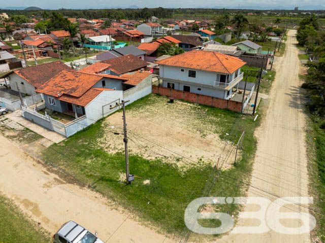 Terreno à Venda em Balneário Barra do Sul - Espaço e Versatilidade com Vista para o Futuro

Descubra o local perfeito para construir a casa dos seus sonhos ou um investimento próspero em Balneário Barra do Sul, SC. Situado no vibrante coração do Centro, este terreno em esquina oferece uma combinação única de localização privilegiada, espaço generoso e acesso fácil, sendo ideal para famílias e investidores que buscam tranquilidade e conveniência.

Localização Privilegiada: Situado no Centro, você estará próximo a comodidades essenciais, incluindo lojas, escolas e serviços locais.
Flexibilidade no Projeto: O terreno permite uma ampla variedade de construções, adequando-se a projetos residenciais personalizados ou a investimentos comerciais devido à sua localização estratégica.
Investimento Valioso: Balneário Barra do Sul é conhecida por seu crescimento constante e valorização imobiliária, tornando este terreno uma excelente escolha para investimento a longo prazo.

Este terreno não é apenas um pedaço de terra, mas um portal para inúmeras possibilidades, oferecendo a base perfeita para construir não apenas edificações, mas também sonhos. Seja para investimento ou para construir a casa dos seus sonhos, este terreno representa uma oportunidade sem igual.

Não perca esta oportunidade única! Entre em contato conosco hoje mesmo e descubra como você pode transformar este espaço no seu próximo grande projeto!
 
636 NEGÓCIOS IMOBILIÁRIOS: A SUA MELHOR ESCOLHA
Com mais de 30 anos de experiência, a 636 Negócios Imobiliários é sua parceira ideal para encontrar o imóvel perfeito. Estamos prontos para ajudá-lo a fazer deste imóvel o seu novo lar.
 
Telefone: (47) 3451-0636
WhatsApp: (47) 99190-0636
 
Não perca esta oportunidade única. Visite nosso site para mais informações: i636.com.br