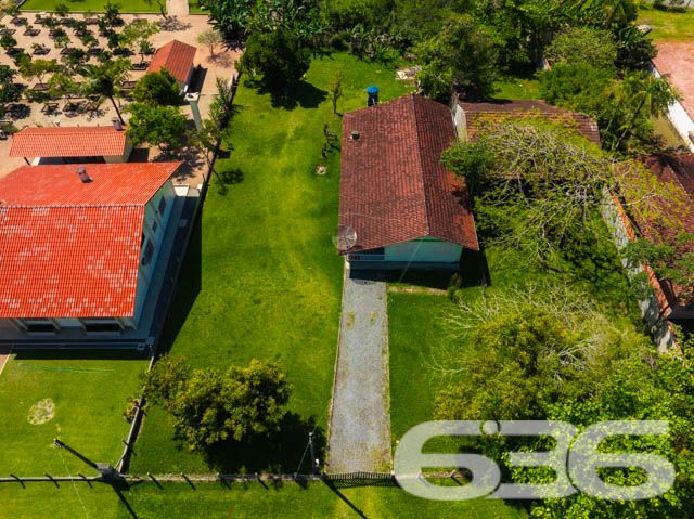 Descubra a Tranquilidade e o Espaço que Sua Família Merece!

Localizada na pacata Costeira em Balneário Barra do Sul - SC, esta residência térrea padrão com vista para o rio é um convite aberto à tranquilidade e à vida ao ar livre. Com um terreno amplo de 1.176m², a propriedade oferece não apenas uma casa confortável e bem conservada, mas também um espaço generoso para lazer e atividades ao ar livre.

A propriedade conta com uma estrutura de 120m², cercada pela natureza, ideal para quem valoriza privacidade e tranquilidade. 

Características Internas e Externas:

Espaços Amplos: 3 dormitórios aconchegantes, 2 banheiros completos, sala de estar e jantar integradas proporcionando um ambiente acolhedor para toda a família.
Capacidade de Estacionamento Excepcional: 3 garagens cobertas e 5 descobertas, garantindo ampla capacidade para veículos e equipamentos náuticos, ideal para os amantes do esporte e da vida ao ar livre.

Ideal para Famílias e Amantes da Natureza: Este imóvel não só é permitido para animais, como também oferece o cenário perfeito para seus pets e crianças brincarem em segurança. O amplo terreno murado garante a privacidade sem sacrificar a imponente vista para o natural.

A casa, com sua construção robusta e em boas condições, promete ser o refúgio perfeito para quem busca um estilo de vida tranquilo, mas sem abrir mão da conveniência. Balneário Barra do Sul é reconhecido por sua comunidade acolhedora e pela beleza natural incomparável, tornando este imóvel uma rara oportunidade de investimento ou moradia.

Não perca a chance de conhecer este paraíso. Agende sua visita e venha descobrir tudo que esta maravilhosa residência tem a oferecer!
 
636 NEGÓCIOS IMOBILIÁRIOS: A SUA MELHOR ESCOLHA
Com mais de 30 anos de experiência, a 636 Negócios Imobiliários é sua parceira ideal para encontrar o imóvel perfeito. Estamos prontos para ajudá-lo a fazer deste imóvel o seu novo lar.
 
Telefone: (47) 3451-0636
WhatsApp: (47) 99190-0636
 
Não perca esta oportunidade única. Visite nosso site para mais informações: i636.com.br