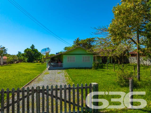 Descubra a Tranquilidade e o Espaço que Sua Família Merece!

Localizada na pacata Costeira em Balneário Barra do Sul - SC, esta residência térrea padrão com vista para o rio é um convite aberto à tranquilidade e à vida ao ar livre. Com um terreno amplo de 1.176m², a propriedade oferece não apenas uma casa confortável e bem conservada, mas também um espaço generoso para lazer e atividades ao ar livre.

A propriedade conta com uma estrutura de 120m², cercada pela natureza, ideal para quem valoriza privacidade e tranquilidade. 

Características Internas e Externas:

Espaços Amplos: 3 dormitórios aconchegantes, 2 banheiros completos, sala de estar e jantar integradas proporcionando um ambiente acolhedor para toda a família.
Capacidade de Estacionamento Excepcional: 3 garagens cobertas e 5 descobertas, garantindo ampla capacidade para veículos e equipamentos náuticos, ideal para os amantes do esporte e da vida ao ar livre.

Ideal para Famílias e Amantes da Natureza: Este imóvel não só é permitido para animais, como também oferece o cenário perfeito para seus pets e crianças brincarem em segurança. O amplo terreno murado garante a privacidade sem sacrificar a imponente vista para o natural.

A casa, com sua construção robusta e em boas condições, promete ser o refúgio perfeito para quem busca um estilo de vida tranquilo, mas sem abrir mão da conveniência. Balneário Barra do Sul é reconhecido por sua comunidade acolhedora e pela beleza natural incomparável, tornando este imóvel uma rara oportunidade de investimento ou moradia.

Não perca a chance de conhecer este paraíso. Agende sua visita e venha descobrir tudo que esta maravilhosa residência tem a oferecer!
 
636 NEGÓCIOS IMOBILIÁRIOS: A SUA MELHOR ESCOLHA
Com mais de 30 anos de experiência, a 636 Negócios Imobiliários é sua parceira ideal para encontrar o imóvel perfeito. Estamos prontos para ajudá-lo a fazer deste imóvel o seu novo lar.
 
Telefone: (47) 3451-0636
WhatsApp: (47) 99190-0636
 
Não perca esta oportunidade única. Visite nosso site para mais informações: i636.com.br