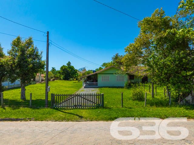 Descubra a Tranquilidade e o Espaço que Sua Família Merece!

Localizada na pacata Costeira em Balneário Barra do Sul - SC, esta residência térrea padrão com vista para o rio é um convite aberto à tranquilidade e à vida ao ar livre. Com um terreno amplo de 1.176m², a propriedade oferece não apenas uma casa confortável e bem conservada, mas também um espaço generoso para lazer e atividades ao ar livre.

A propriedade conta com uma estrutura de 120m², cercada pela natureza, ideal para quem valoriza privacidade e tranquilidade. 

Características Internas e Externas:

Espaços Amplos: 3 dormitórios aconchegantes, 2 banheiros completos, sala de estar e jantar integradas proporcionando um ambiente acolhedor para toda a família.
Capacidade de Estacionamento Excepcional: 3 garagens cobertas e 5 descobertas, garantindo ampla capacidade para veículos e equipamentos náuticos, ideal para os amantes do esporte e da vida ao ar livre.

Ideal para Famílias e Amantes da Natureza: Este imóvel não só é permitido para animais, como também oferece o cenário perfeito para seus pets e crianças brincarem em segurança. O amplo terreno murado garante a privacidade sem sacrificar a imponente vista para o natural.

A casa, com sua construção robusta e em boas condições, promete ser o refúgio perfeito para quem busca um estilo de vida tranquilo, mas sem abrir mão da conveniência. Balneário Barra do Sul é reconhecido por sua comunidade acolhedora e pela beleza natural incomparável, tornando este imóvel uma rara oportunidade de investimento ou moradia.

Não perca a chance de conhecer este paraíso. Agende sua visita e venha descobrir tudo que esta maravilhosa residência tem a oferecer!
 
636 NEGÓCIOS IMOBILIÁRIOS: A SUA MELHOR ESCOLHA
Com mais de 30 anos de experiência, a 636 Negócios Imobiliários é sua parceira ideal para encontrar o imóvel perfeito. Estamos prontos para ajudá-lo a fazer deste imóvel o seu novo lar.
 
Telefone: (47) 3451-0636
WhatsApp: (47) 99190-0636
 
Não perca esta oportunidade única. Visite nosso site para mais informações: i636.com.br