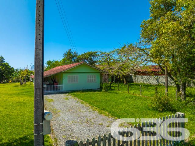 Descubra a Tranquilidade e o Espaço que Sua Família Merece!

Localizada na pacata Costeira em Balneário Barra do Sul - SC, esta residência térrea padrão com vista para o rio é um convite aberto à tranquilidade e à vida ao ar livre. Com um terreno amplo de 1.176m², a propriedade oferece não apenas uma casa confortável e bem conservada, mas também um espaço generoso para lazer e atividades ao ar livre.

A propriedade conta com uma estrutura de 120m², cercada pela natureza, ideal para quem valoriza privacidade e tranquilidade. 

Características Internas e Externas:

Espaços Amplos: 3 dormitórios aconchegantes, 2 banheiros completos, sala de estar e jantar integradas proporcionando um ambiente acolhedor para toda a família.
Capacidade de Estacionamento Excepcional: 3 garagens cobertas e 5 descobertas, garantindo ampla capacidade para veículos e equipamentos náuticos, ideal para os amantes do esporte e da vida ao ar livre.

Ideal para Famílias e Amantes da Natureza: Este imóvel não só é permitido para animais, como também oferece o cenário perfeito para seus pets e crianças brincarem em segurança. O amplo terreno murado garante a privacidade sem sacrificar a imponente vista para o natural.

A casa, com sua construção robusta e em boas condições, promete ser o refúgio perfeito para quem busca um estilo de vida tranquilo, mas sem abrir mão da conveniência. Balneário Barra do Sul é reconhecido por sua comunidade acolhedora e pela beleza natural incomparável, tornando este imóvel uma rara oportunidade de investimento ou moradia.

Não perca a chance de conhecer este paraíso. Agende sua visita e venha descobrir tudo que esta maravilhosa residência tem a oferecer!
 
636 NEGÓCIOS IMOBILIÁRIOS: A SUA MELHOR ESCOLHA
Com mais de 30 anos de experiência, a 636 Negócios Imobiliários é sua parceira ideal para encontrar o imóvel perfeito. Estamos prontos para ajudá-lo a fazer deste imóvel o seu novo lar.
 
Telefone: (47) 3451-0636
WhatsApp: (47) 99190-0636
 
Não perca esta oportunidade única. Visite nosso site para mais informações: i636.com.br