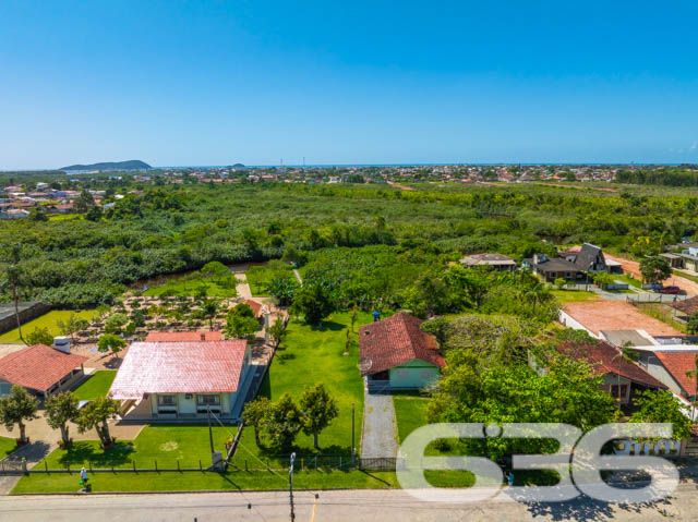 Descubra a Tranquilidade e o Espaço que Sua Família Merece!

Localizada na pacata Costeira em Balneário Barra do Sul - SC, esta residência térrea padrão com vista para o rio é um convite aberto à tranquilidade e à vida ao ar livre. Com um terreno amplo de 1.176m², a propriedade oferece não apenas uma casa confortável e bem conservada, mas também um espaço generoso para lazer e atividades ao ar livre.

A propriedade conta com uma estrutura de 120m², cercada pela natureza, ideal para quem valoriza privacidade e tranquilidade. 

Características Internas e Externas:

Espaços Amplos: 3 dormitórios aconchegantes, 2 banheiros completos, sala de estar e jantar integradas proporcionando um ambiente acolhedor para toda a família.
Capacidade de Estacionamento Excepcional: 3 garagens cobertas e 5 descobertas, garantindo ampla capacidade para veículos e equipamentos náuticos, ideal para os amantes do esporte e da vida ao ar livre.

Ideal para Famílias e Amantes da Natureza: Este imóvel não só é permitido para animais, como também oferece o cenário perfeito para seus pets e crianças brincarem em segurança. O amplo terreno murado garante a privacidade sem sacrificar a imponente vista para o natural.

A casa, com sua construção robusta e em boas condições, promete ser o refúgio perfeito para quem busca um estilo de vida tranquilo, mas sem abrir mão da conveniência. Balneário Barra do Sul é reconhecido por sua comunidade acolhedora e pela beleza natural incomparável, tornando este imóvel uma rara oportunidade de investimento ou moradia.

Não perca a chance de conhecer este paraíso. Agende sua visita e venha descobrir tudo que esta maravilhosa residência tem a oferecer!
 
636 NEGÓCIOS IMOBILIÁRIOS: A SUA MELHOR ESCOLHA
Com mais de 30 anos de experiência, a 636 Negócios Imobiliários é sua parceira ideal para encontrar o imóvel perfeito. Estamos prontos para ajudá-lo a fazer deste imóvel o seu novo lar.
 
Telefone: (47) 3451-0636
WhatsApp: (47) 99190-0636
 
Não perca esta oportunidade única. Visite nosso site para mais informações: i636.com.br