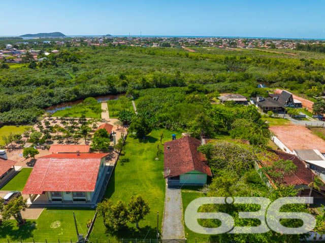Descubra a Tranquilidade e o Espaço que Sua Família Merece!

Localizada na pacata Costeira em Balneário Barra do Sul - SC, esta residência térrea padrão com vista para o rio é um convite aberto à tranquilidade e à vida ao ar livre. Com um terreno amplo de 1.176m², a propriedade oferece não apenas uma casa confortável e bem conservada, mas também um espaço generoso para lazer e atividades ao ar livre.

A propriedade conta com uma estrutura de 120m², cercada pela natureza, ideal para quem valoriza privacidade e tranquilidade. 

Características Internas e Externas:

Espaços Amplos: 3 dormitórios aconchegantes, 2 banheiros completos, sala de estar e jantar integradas proporcionando um ambiente acolhedor para toda a família.
Capacidade de Estacionamento Excepcional: 3 garagens cobertas e 5 descobertas, garantindo ampla capacidade para veículos e equipamentos náuticos, ideal para os amantes do esporte e da vida ao ar livre.

Ideal para Famílias e Amantes da Natureza: Este imóvel não só é permitido para animais, como também oferece o cenário perfeito para seus pets e crianças brincarem em segurança. O amplo terreno murado garante a privacidade sem sacrificar a imponente vista para o natural.

A casa, com sua construção robusta e em boas condições, promete ser o refúgio perfeito para quem busca um estilo de vida tranquilo, mas sem abrir mão da conveniência. Balneário Barra do Sul é reconhecido por sua comunidade acolhedora e pela beleza natural incomparável, tornando este imóvel uma rara oportunidade de investimento ou moradia.

Não perca a chance de conhecer este paraíso. Agende sua visita e venha descobrir tudo que esta maravilhosa residência tem a oferecer!
 
636 NEGÓCIOS IMOBILIÁRIOS: A SUA MELHOR ESCOLHA
Com mais de 30 anos de experiência, a 636 Negócios Imobiliários é sua parceira ideal para encontrar o imóvel perfeito. Estamos prontos para ajudá-lo a fazer deste imóvel o seu novo lar.
 
Telefone: (47) 3451-0636
WhatsApp: (47) 99190-0636
 
Não perca esta oportunidade única. Visite nosso site para mais informações: i636.com.br