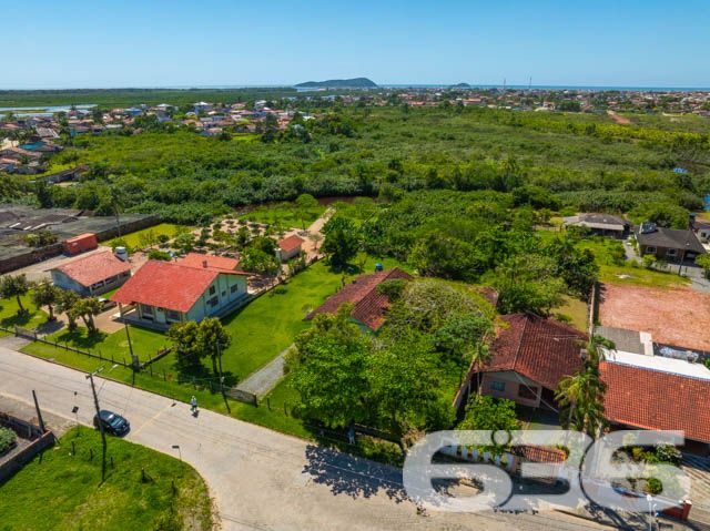 Descubra a Tranquilidade e o Espaço que Sua Família Merece!

Localizada na pacata Costeira em Balneário Barra do Sul - SC, esta residência térrea padrão com vista para o rio é um convite aberto à tranquilidade e à vida ao ar livre. Com um terreno amplo de 1.176m², a propriedade oferece não apenas uma casa confortável e bem conservada, mas também um espaço generoso para lazer e atividades ao ar livre.

A propriedade conta com uma estrutura de 120m², cercada pela natureza, ideal para quem valoriza privacidade e tranquilidade. 

Características Internas e Externas:

Espaços Amplos: 3 dormitórios aconchegantes, 2 banheiros completos, sala de estar e jantar integradas proporcionando um ambiente acolhedor para toda a família.
Capacidade de Estacionamento Excepcional: 3 garagens cobertas e 5 descobertas, garantindo ampla capacidade para veículos e equipamentos náuticos, ideal para os amantes do esporte e da vida ao ar livre.

Ideal para Famílias e Amantes da Natureza: Este imóvel não só é permitido para animais, como também oferece o cenário perfeito para seus pets e crianças brincarem em segurança. O amplo terreno murado garante a privacidade sem sacrificar a imponente vista para o natural.

A casa, com sua construção robusta e em boas condições, promete ser o refúgio perfeito para quem busca um estilo de vida tranquilo, mas sem abrir mão da conveniência. Balneário Barra do Sul é reconhecido por sua comunidade acolhedora e pela beleza natural incomparável, tornando este imóvel uma rara oportunidade de investimento ou moradia.

Não perca a chance de conhecer este paraíso. Agende sua visita e venha descobrir tudo que esta maravilhosa residência tem a oferecer!
 
636 NEGÓCIOS IMOBILIÁRIOS: A SUA MELHOR ESCOLHA
Com mais de 30 anos de experiência, a 636 Negócios Imobiliários é sua parceira ideal para encontrar o imóvel perfeito. Estamos prontos para ajudá-lo a fazer deste imóvel o seu novo lar.
 
Telefone: (47) 3451-0636
WhatsApp: (47) 99190-0636
 
Não perca esta oportunidade única. Visite nosso site para mais informações: i636.com.br
