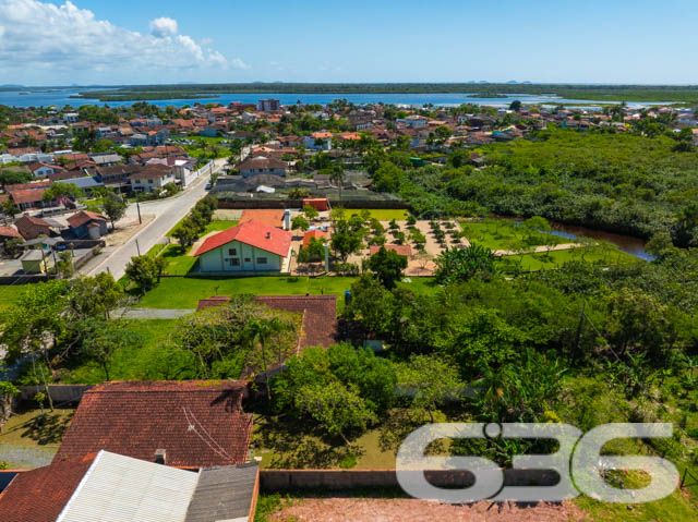 Descubra a Tranquilidade e o Espaço que Sua Família Merece!

Localizada na pacata Costeira em Balneário Barra do Sul - SC, esta residência térrea padrão com vista para o rio é um convite aberto à tranquilidade e à vida ao ar livre. Com um terreno amplo de 1.176m², a propriedade oferece não apenas uma casa confortável e bem conservada, mas também um espaço generoso para lazer e atividades ao ar livre.

A propriedade conta com uma estrutura de 120m², cercada pela natureza, ideal para quem valoriza privacidade e tranquilidade. 

Características Internas e Externas:

Espaços Amplos: 3 dormitórios aconchegantes, 2 banheiros completos, sala de estar e jantar integradas proporcionando um ambiente acolhedor para toda a família.
Capacidade de Estacionamento Excepcional: 3 garagens cobertas e 5 descobertas, garantindo ampla capacidade para veículos e equipamentos náuticos, ideal para os amantes do esporte e da vida ao ar livre.

Ideal para Famílias e Amantes da Natureza: Este imóvel não só é permitido para animais, como também oferece o cenário perfeito para seus pets e crianças brincarem em segurança. O amplo terreno murado garante a privacidade sem sacrificar a imponente vista para o natural.

A casa, com sua construção robusta e em boas condições, promete ser o refúgio perfeito para quem busca um estilo de vida tranquilo, mas sem abrir mão da conveniência. Balneário Barra do Sul é reconhecido por sua comunidade acolhedora e pela beleza natural incomparável, tornando este imóvel uma rara oportunidade de investimento ou moradia.

Não perca a chance de conhecer este paraíso. Agende sua visita e venha descobrir tudo que esta maravilhosa residência tem a oferecer!
 
636 NEGÓCIOS IMOBILIÁRIOS: A SUA MELHOR ESCOLHA
Com mais de 30 anos de experiência, a 636 Negócios Imobiliários é sua parceira ideal para encontrar o imóvel perfeito. Estamos prontos para ajudá-lo a fazer deste imóvel o seu novo lar.
 
Telefone: (47) 3451-0636
WhatsApp: (47) 99190-0636
 
Não perca esta oportunidade única. Visite nosso site para mais informações: i636.com.br
