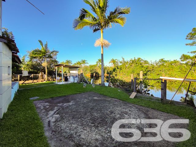Desvende um espaço onde a história e o conforto se entrelaçam, apresentado pela 636 Negócios Imobiliários, uma empresa cuja experiência ultrapassa três décadas no mercado imobiliário. Com orgulho, trazemos ao cenário de Balneário Barra do Sul/SC, esta residência térrea que não só habita um terreno generoso com dimensões que prometem amplitude e uma aura de liberdade, mas também resguarda a tranquilidade que só a região de Costeira pode oferecer.

A sala de estar, espaçosa e iluminada, convida a momentos memoráveis em família, enquanto o jardim exterior, minuciosamente cuidado, ecoa serenidade e é o palco perfeito para desfrutar do clima agradável que a natureza oferece. A cozinha, prática e repleta de vida, é o coração da casa, onde receitas são compartilhadas e risos se multiplicam.

Três dormitórios e mais uma suíte confortável, asseguram o repouso necessário após dias intensos. A área de festas com churrasqueira e forno a lenha é um convite aberto ao entretenimento e à confraternização, delineando o perfil ideal para quem valoriza tanto a privacidade quanto a socialização.

Detalhes técnicos não foram esquecidos: a propriedade está convenientemente localizada próximo a vias de acesso, transportes públicos, escolas, hospitais e serviços essenciais, assegurando que todas as necessidades sejam atendidas com facilidade. E, para aqueles que não abrem mão da conectividade, a internet já está ao seu dispor.

Sobre a negociação, há possibilidade de permuta por imóvel de menor valor, localizado também em Balneário Barra do Sul.

A 636 Negócios Imobiliários, reconhecida por sua perícia técnico-jurídica, está pronta para lhe acompanhar em cada etapa deste novo capítulo. Porque uma grande empresa só se constrói com grandes pessoas, e a próxima grande pessoa a contribuir para nossa história poderá ser você, ao escolher este imóvel como seu novo lar. Descubra a harmonia perfeita entre passado, presente e futuro neste endereço e torne-se parte de um legado de satisfação e felicidade.
 
636 NEGÓCIOS IMOBILIÁRIOS: A SUA MELHOR ESCOLHA
Com mais de 30 anos de experiência, a 636 Negócios Imobiliários é sua parceira ideal para encontrar o imóvel perfeito. Estamos prontos para ajudá-lo a fazer deste imóvel o seu novo lar.
 
Telefone: (47) 3451-0636
WhatsApp: (47) 99190-0636
 
Não perca esta oportunidade única. Visite nosso site para mais informações: i636.com.br