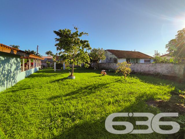 Desvende um espaço onde a história e o conforto se entrelaçam, apresentado pela 636 Negócios Imobiliários, uma empresa cuja experiência ultrapassa três décadas no mercado imobiliário. Com orgulho, trazemos ao cenário de Balneário Barra do Sul/SC, esta residência térrea que não só habita um terreno generoso com dimensões que prometem amplitude e uma aura de liberdade, mas também resguarda a tranquilidade que só a região de Costeira pode oferecer.

A sala de estar, espaçosa e iluminada, convida a momentos memoráveis em família, enquanto o jardim exterior, minuciosamente cuidado, ecoa serenidade e é o palco perfeito para desfrutar do clima agradável que a natureza oferece. A cozinha, prática e repleta de vida, é o coração da casa, onde receitas são compartilhadas e risos se multiplicam.

Três dormitórios e mais uma suíte confortável, asseguram o repouso necessário após dias intensos. A área de festas com churrasqueira e forno a lenha é um convite aberto ao entretenimento e à confraternização, delineando o perfil ideal para quem valoriza tanto a privacidade quanto a socialização.

Detalhes técnicos não foram esquecidos: a propriedade está convenientemente localizada próximo a vias de acesso, transportes públicos, escolas, hospitais e serviços essenciais, assegurando que todas as necessidades sejam atendidas com facilidade. E, para aqueles que não abrem mão da conectividade, a internet já está ao seu dispor.

Sobre a negociação, há possibilidade de permuta por imóvel de menor valor, localizado também em Balneário Barra do Sul.

A 636 Negócios Imobiliários, reconhecida por sua perícia técnico-jurídica, está pronta para lhe acompanhar em cada etapa deste novo capítulo. Porque uma grande empresa só se constrói com grandes pessoas, e a próxima grande pessoa a contribuir para nossa história poderá ser você, ao escolher este imóvel como seu novo lar. Descubra a harmonia perfeita entre passado, presente e futuro neste endereço e torne-se parte de um legado de satisfação e felicidade.
 
636 NEGÓCIOS IMOBILIÁRIOS: A SUA MELHOR ESCOLHA
Com mais de 30 anos de experiência, a 636 Negócios Imobiliários é sua parceira ideal para encontrar o imóvel perfeito. Estamos prontos para ajudá-lo a fazer deste imóvel o seu novo lar.
 
Telefone: (47) 3451-0636
WhatsApp: (47) 99190-0636
 
Não perca esta oportunidade única. Visite nosso site para mais informações: i636.com.br