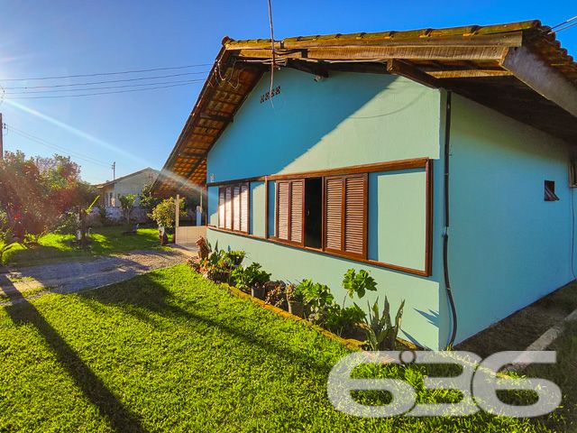 Desvende um espaço onde a história e o conforto se entrelaçam, apresentado pela 636 Negócios Imobiliários, uma empresa cuja experiência ultrapassa três décadas no mercado imobiliário. Com orgulho, trazemos ao cenário de Balneário Barra do Sul/SC, esta residência térrea que não só habita um terreno generoso com dimensões que prometem amplitude e uma aura de liberdade, mas também resguarda a tranquilidade que só a região de Costeira pode oferecer.

A sala de estar, espaçosa e iluminada, convida a momentos memoráveis em família, enquanto o jardim exterior, minuciosamente cuidado, ecoa serenidade e é o palco perfeito para desfrutar do clima agradável que a natureza oferece. A cozinha, prática e repleta de vida, é o coração da casa, onde receitas são compartilhadas e risos se multiplicam.

Três dormitórios e mais uma suíte confortável, asseguram o repouso necessário após dias intensos. A área de festas com churrasqueira e forno a lenha é um convite aberto ao entretenimento e à confraternização, delineando o perfil ideal para quem valoriza tanto a privacidade quanto a socialização.

Detalhes técnicos não foram esquecidos: a propriedade está convenientemente localizada próximo a vias de acesso, transportes públicos, escolas, hospitais e serviços essenciais, assegurando que todas as necessidades sejam atendidas com facilidade. E, para aqueles que não abrem mão da conectividade, a internet já está ao seu dispor.

Sobre a negociação, há possibilidade de permuta por imóvel de menor valor, localizado também em Balneário Barra do Sul.

A 636 Negócios Imobiliários, reconhecida por sua perícia técnico-jurídica, está pronta para lhe acompanhar em cada etapa deste novo capítulo. Porque uma grande empresa só se constrói com grandes pessoas, e a próxima grande pessoa a contribuir para nossa história poderá ser você, ao escolher este imóvel como seu novo lar. Descubra a harmonia perfeita entre passado, presente e futuro neste endereço e torne-se parte de um legado de satisfação e felicidade.
 
636 NEGÓCIOS IMOBILIÁRIOS: A SUA MELHOR ESCOLHA
Com mais de 30 anos de experiência, a 636 Negócios Imobiliários é sua parceira ideal para encontrar o imóvel perfeito. Estamos prontos para ajudá-lo a fazer deste imóvel o seu novo lar.
 
Telefone: (47) 3451-0636
WhatsApp: (47) 99190-0636
 
Não perca esta oportunidade única. Visite nosso site para mais informações: i636.com.br