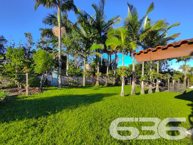 Desvende um espaço onde a história e o conforto se entrelaçam, apresentado pela 636 Negócios Imobiliários, uma empresa cuja experiência ultrapassa três décadas no mercado imobiliário. Com orgulho, trazemos ao cenário de Balneário Barra do Sul/SC, esta residência térrea que não só habita um terreno generoso com dimensões que prometem amplitude e uma aura de liberdade, mas também resguarda a tranquilidade que só a região de Costeira pode oferecer.

A sala de estar, espaçosa e iluminada, convida a momentos memoráveis em família, enquanto o jardim exterior, minuciosamente cuidado, ecoa serenidade e é o palco perfeito para desfrutar do clima agradável que a natureza oferece. A cozinha, prática e repleta de vida, é o coração da casa, onde receitas são compartilhadas e risos se multiplicam.

Três dormitórios e mais uma suíte confortável, asseguram o repouso necessário após dias intensos. A área de festas com churrasqueira e forno a lenha é um convite aberto ao entretenimento e à confraternização, delineando o perfil ideal para quem valoriza tanto a privacidade quanto a socialização.

Detalhes técnicos não foram esquecidos: a propriedade está convenientemente localizada próximo a vias de acesso, transportes públicos, escolas, hospitais e serviços essenciais, assegurando que todas as necessidades sejam atendidas com facilidade. E, para aqueles que não abrem mão da conectividade, a internet já está ao seu dispor.

Sobre a negociação, há possibilidade de permuta por imóvel de menor valor, localizado também em Balneário Barra do Sul.

A 636 Negócios Imobiliários, reconhecida por sua perícia técnico-jurídica, está pronta para lhe acompanhar em cada etapa deste novo capítulo. Porque uma grande empresa só se constrói com grandes pessoas, e a próxima grande pessoa a contribuir para nossa história poderá ser você, ao escolher este imóvel como seu novo lar. Descubra a harmonia perfeita entre passado, presente e futuro neste endereço e torne-se parte de um legado de satisfação e felicidade.
 
636 NEGÓCIOS IMOBILIÁRIOS: A SUA MELHOR ESCOLHA
Com mais de 30 anos de experiência, a 636 Negócios Imobiliários é sua parceira ideal para encontrar o imóvel perfeito. Estamos prontos para ajudá-lo a fazer deste imóvel o seu novo lar.
 
Telefone: (47) 3451-0636
WhatsApp: (47) 99190-0636
 
Não perca esta oportunidade única. Visite nosso site para mais informações: i636.com.br