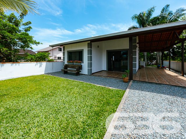 LINDA CASA FUNDOS PARA O RIO PEREQUÊ NO BAIRRO COSTEIRA EM BALNEÁRIO BARRA DO SUL.

Procura por uma casa numa ótima localização em Balneário Barra do Sul? Esta é sua chance!

Esta é uma bela residência, com localização privilegiada próximo ao Supermercado Tio Lale em Balneário Barra do Sul, fundos para o rio, situando-se às proximidades de escolas, transporte público e comércios em geral. 

Ótima opção para quem busca ancoragem para barco ou acesso para guardar uma ou mais lancha, a casa é composta por 2 dormitórios sendo 1 suíte, garagem fechada para 2 carros, sala de estar, cozinha, área de festas com churrasqueira, lavabo e banheiro social. São 100m² de área construída em um terreno com 516m².

Ficou interessado? Casa fundos para rio Perequê. Localizada no Bairro Costeira em Balneário Barra do sul, proprietário analisa propostas.

Mais informações 
Telefone | 47 3448-3636
WhatsApp | 47 99190-0636

Imobiliária 636