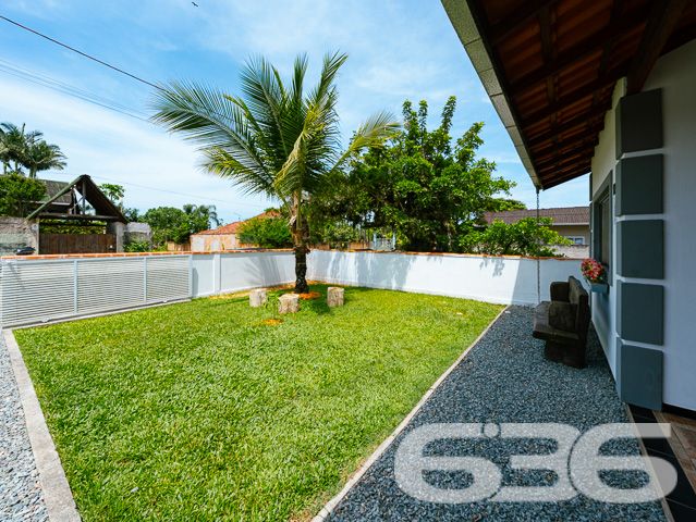 LINDA CASA FUNDOS PARA O RIO PEREQUÊ NO BAIRRO COSTEIRA EM BALNEÁRIO BARRA DO SUL.

Procura por uma casa numa ótima localização em Balneário Barra do Sul? Esta é sua chance!

Esta é uma bela residência, com localização privilegiada próximo ao Supermercado Tio Lale em Balneário Barra do Sul, fundos para o rio, situando-se às proximidades de escolas, transporte público e comércios em geral. 

Ótima opção para quem busca ancoragem para barco ou acesso para guardar uma ou mais lancha, a casa é composta por 2 dormitórios sendo 1 suíte, garagem fechada para 2 carros, sala de estar, cozinha, área de festas com churrasqueira, lavabo e banheiro social. São 100m² de área construída em um terreno com 516m².

Ficou interessado? Casa fundos para rio Perequê. Localizada no Bairro Costeira em Balneário Barra do sul, proprietário analisa propostas.

Mais informações 
Telefone | 47 3448-3636
WhatsApp | 47 99190-0636

Imobiliária 636