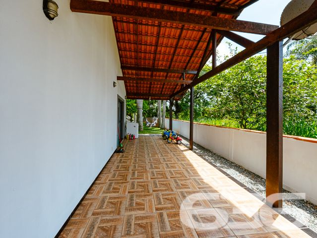 LINDA CASA FUNDOS PARA O RIO PEREQUÊ NO BAIRRO COSTEIRA EM BALNEÁRIO BARRA DO SUL.

Procura por uma casa numa ótima localização em Balneário Barra do Sul? Esta é sua chance!

Esta é uma bela residência, com localização privilegiada próximo ao Supermercado Tio Lale em Balneário Barra do Sul, fundos para o rio, situando-se às proximidades de escolas, transporte público e comércios em geral. 

Ótima opção para quem busca ancoragem para barco ou acesso para guardar uma ou mais lancha, a casa é composta por 2 dormitórios sendo 1 suíte, garagem fechada para 2 carros, sala de estar, cozinha, área de festas com churrasqueira, lavabo e banheiro social. São 100m² de área construída em um terreno com 516m².

Ficou interessado? Casa fundos para rio Perequê. Localizada no Bairro Costeira em Balneário Barra do sul, proprietário analisa propostas.

Mais informações 
Telefone | 47 3448-3636
WhatsApp | 47 99190-0636

Imobiliária 636