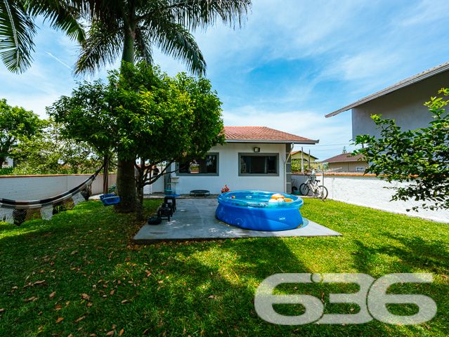 LINDA CASA FUNDOS PARA O RIO PEREQUÊ NO BAIRRO COSTEIRA EM BALNEÁRIO BARRA DO SUL.

Procura por uma casa numa ótima localização em Balneário Barra do Sul? Esta é sua chance!

Esta é uma bela residência, com localização privilegiada próximo ao Supermercado Tio Lale em Balneário Barra do Sul, fundos para o rio, situando-se às proximidades de escolas, transporte público e comércios em geral. 

Ótima opção para quem busca ancoragem para barco ou acesso para guardar uma ou mais lancha, a casa é composta por 2 dormitórios sendo 1 suíte, garagem fechada para 2 carros, sala de estar, cozinha, área de festas com churrasqueira, lavabo e banheiro social. São 100m² de área construída em um terreno com 516m².

Ficou interessado? Casa fundos para rio Perequê. Localizada no Bairro Costeira em Balneário Barra do sul, proprietário analisa propostas.

Mais informações 
Telefone | 47 3448-3636
WhatsApp | 47 99190-0636

Imobiliária 636