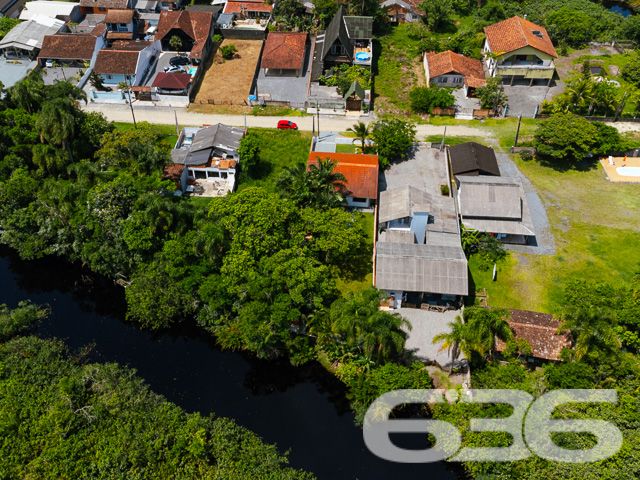 LINDA CASA FUNDOS PARA O RIO PEREQUÊ NO BAIRRO COSTEIRA EM BALNEÁRIO BARRA DO SUL.

Procura por uma casa numa ótima localização em Balneário Barra do Sul? Esta é sua chance!

Esta é uma bela residência, com localização privilegiada próximo ao Supermercado Tio Lale em Balneário Barra do Sul, fundos para o rio, situando-se às proximidades de escolas, transporte público e comércios em geral. 

Ótima opção para quem busca ancoragem para barco ou acesso para guardar uma ou mais lancha, a casa é composta por 2 dormitórios sendo 1 suíte, garagem fechada para 2 carros, sala de estar, cozinha, área de festas com churrasqueira, lavabo e banheiro social. São 100m² de área construída em um terreno com 516m².

Ficou interessado? Casa fundos para rio Perequê. Localizada no Bairro Costeira em Balneário Barra do sul, proprietário analisa propostas.

Mais informações 
Telefone | 47 3448-3636
WhatsApp | 47 99190-0636

Imobiliária 636