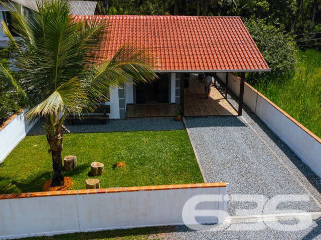 LINDA CASA FUNDOS PARA O RIO PEREQUÊ NO BAIRRO COSTEIRA EM BALNEÁRIO BARRA DO SUL.

Procura por uma casa numa ótima localização em Balneário Barra do Sul? Esta é sua chance!

Esta é uma bela residência, com localização privilegiada próximo ao Supermercado Tio Lale em Balneário Barra do Sul, fundos para o rio, situando-se às proximidades de escolas, transporte público e comércios em geral. 

Ótima opção para quem busca ancoragem para barco ou acesso para guardar uma ou mais lancha, a casa é composta por 2 dormitórios sendo 1 suíte, garagem fechada para 2 carros, sala de estar, cozinha, área de festas com churrasqueira, lavabo e banheiro social. São 100m² de área construída em um terreno com 516m².

Ficou interessado? Casa fundos para rio Perequê. Localizada no Bairro Costeira em Balneário Barra do sul, proprietário analisa propostas.

Mais informações 
Telefone | 47 3448-3636
WhatsApp | 47 99190-0636

Imobiliária 636