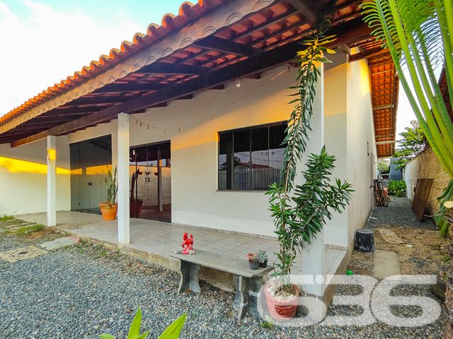 
Encontre seu Refúgio Perfeito no Centro de Balneário Barra do Sul!
Imagine acordar todos os dias com a comodidade de ter tudo ao seu alcance e a tranquilidade de um lar aconchegante. Esta residência de alvenaria, localizada no coração de Balneário Barra do Sul, oferece a combinação perfeita para quem busca praticidade, conforto e lazer.

Espaços Amplos e Aconchegantes:

Suíte principal com privacidade e conforto para você recarregar as energias.
Mais dois dormitórios para acomodar toda a família ou receber amigos com aconchego.
Sala de TV ampla, perfeita para momentos de relaxamento e lazer em família.
Cozinha e sala de jantar integradas, criando um ambiente convidativo para reunir quem você ama.
Momentos Inesquecíveis:

Área de festas com churrasqueira, ideal para celebrar momentos especiais com amigos e familiares.
Amplo espaço de terreno livre, onde as crianças podem brincar, os animais de estimação correr e você pode criar um jardim dos sonhos.
Praticidade no Dia a Dia:

Área de serviços fechada para maior organização e praticidade nas tarefas domésticas.
Despensa espaçosa para armazenar alimentos e outros itens com segurança.
Localização Privilegiada:

A poucos passos de diversos comércios, como supermercados, padarias, farmácias, bancos e lojas, facilitando seu dia a dia.
Perto de escolas, ideal para famílias com crianças em idade escolar.
Fácil acesso às principais vias da cidade, para você se locomover com praticidade para qualquer lugar.
Não perca essa oportunidade única de adquirir um imóvel completo, em uma localização privilegiada e com um preço imperdível!

Agende sua visita agora mesmo e se encante com este lar incrível!

636 NEGÓCIOS IMOBILIÁRIOS: A SUA MELHOR ESCOLHA
Com mais de 30 anos de experiência, a 636 Negócios Imobiliários é sua parceira ideal para encontrar o imóvel perfeito. Estamos prontos para ajudá-lo a fazer deste imóvel o seu novo lar.
 
Telefone: (47) 3451-0636
WhatsApp: (47) 99190-0636